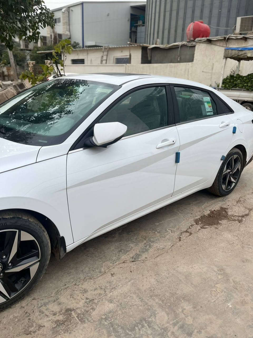 السلام عليكم النترى ٢٢ خليجي مكينه ٢٠٠٠  بصمه فتحه بالتنته مري شفط بيه الدوسه العكس السايق فقط السياره نضيفه ان شاء الله شخوط خفيفه السعر ١٧٧ وبيه مجال بسيط  المراسله على الرقم التالي *********** او *********** بي وات ساب
