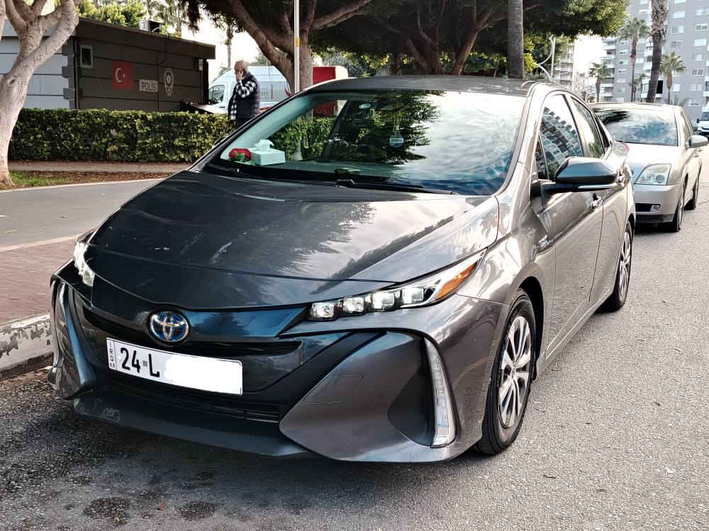 للبيع
 prius prime plag in hybrid 2022
السيارة المعروفة وأول ماصنعت تويوتا
من السيارات الهجينة الهايبرد منذ عام ١٩٩٧
هذا لمن لايعرف ماهي بريوس هايبرد
والا فهي غنية عن التعريف. 
سيارة اقتصادية جدا في صرفيات الوقود والزيت  وعملية واعتمادية ومصممة بطريقة ممتازة للسير بثبات في الداخل والطرق الخارجية وهذا لشكلها الغير مقاوم للهواء.
☀️موديل السيارة ٢٠٢٢
☀️رقم السيارة دهوك (تواجد السيارة في الموصل)
☀️ تبريد الكتروني اوتوماتيك  تدفئة اضافة الى تدفة في المقاعد.
جميع الجامات اوتوماتك بضغطة واحدة.
بصمة دخول ذكية. تشغيل بصمة. انارة ترحيبية عند الاقتراب من السيارة.
تحكمات مقود كاملة بجميع الايعازات الخاصة بالعدادات الاكترونية. المتواجدة امام السائق.
كروس كونترول تحكم بالسرعة.
تحديد مسار.
رادار امامي تفاعلي.
قيادة شبه ذاتية للمساعد في الطرقات الخارجية.
نظام التماسك عند الانزلاق
المصابيح الامامية LED اربع عدسات
المصابيح الخلفية LED.
اشارات  LED
مرآة كهربائية + وهيتر لأزالة الضباب عن المرآة.
☀️تحتوي على شاحنة للشحن المنزلي..
☀️اطارات ويل كب اصلية اضافة الى الكبات الاصلية.
☀️اطارات جديدة.
☀️الزجاج الامامي جديد.
☀️سيارة بريوس بلكن هايبرد
جمعت بين السيارة الاعتيادية والكهربائية (هجينة)
☀️اضافة الى ميزة الشحن المنزلي الذي يغنيك عن التزود بالوقود اذا كانت مشاويرك اليومية لا تتجاوز ال ٤٠ الى ٤٥ كيلو متر.
☀️اي اذا شحنتها لمدة ساعتين تمكن من استخدامها ل٤٥ كيلو متر حسب استخدامك لها
من دون تشغيل المحرك (البانزين)
☀️وعند نفاذ الشحن يرجع نظام الهايبرد للعمل بالشكل الطبيعي اي يعمل المحرك في حال احتياج البطارية للشحن. وهكذا.
☀️خزان السيارة بسعة 40 لتر بانزين.
☀️تقطع السيارة بما يقارب ٨٥٠ كيلو متر الى ١٠٠٠ كيلو متر حسب طريقة استخدام السيارة وتشغير التدفئة او التبريد.
☀️تحتوي السيارة على 3 انظمة للقيادة
☀️اقتصادي eco  و نورمال normal و سبورت  sport
بامكانك استخدامها حسب الحاجة وحسب نوع الطريق.
ولاكن في الوضع الاقتصادي تكون جدا اقتصادية. يصل الى 4 لتر لكل 100 كيلو متر.
والنورمال اكثر والسبور اكثر. وفي نظام السبورت يعمل المحرك الكهربائي والعادي سوية لاعطاء قوة وعزم وسرعة للسيارة اذا تطلب الامر.
☀️ملاحظة. تم استخدام السيارة في الطرق الخارجية الطويلة
☀️وعن تجربة خاصة في السفر واثبتت اعتماديتها بالاقتصاد والسرعة والتبريد وحتى صعود مرتفعات قوية. وقطع مسافات كبيرة.
تحتوي السيارة على كتيبات المستخدم واضافة الى شراء اطار طوارئ جوكر..
السيارة بدون صبغ او تبديل او تعديل في الشواصي.
فقط تعديل على البارد الجاملغ اليمين. عند حداد محترف واعادتها الى وضعها الطبيعي. . وشراء الجزء الايمن من الدعامية الامامية وصبغها فقط. وموضحة بالصور المرفقة. مع صورة لرقم الشاصي.
☀️جميع ايرباكات السيارة سليمة بدون ايرباك متضرر
☀️ممشى السيارة 130 الف كيلو متر. وليس مايل. 

☀️ملاحظة السيارة تباع بدون( جنطة السقف.) 

سعر السيارة ١٥٥$
 للاستفسار والتواصل الاتصال على الرقم
اسيا *********** موصل, نينوى
