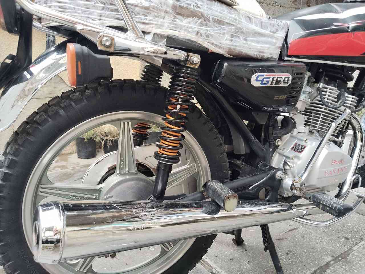 للبيع دراجه سيفيان موديل 19 دراجه كامله اوراق وكمرك مدفوع مكفوله من تنقيص ودخان شادلها زوج تايرات ودبلات خلفيه ودسكات جديده والباقي وضع الشركه عنواني بغداد حسينيه مال راشديه السعر 500 وبيها مجال ***********
