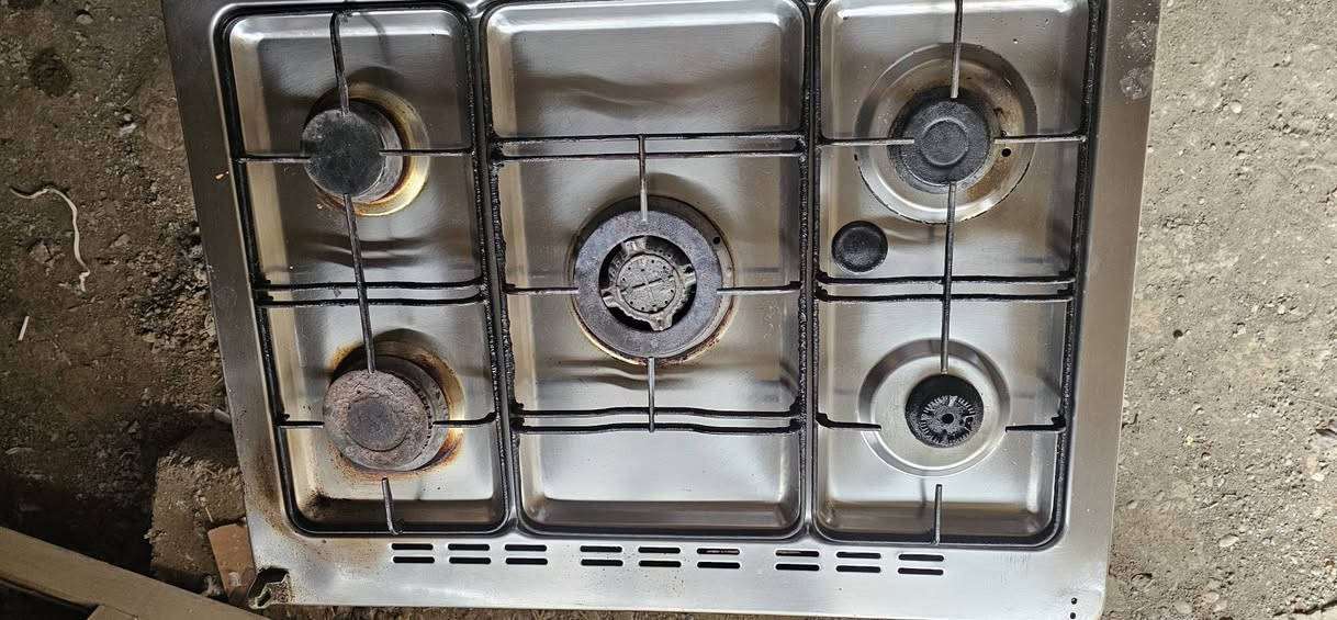 طباخ نضيف شغال شرط
الفرن كذالك شغال اي عيب مابي ٨٥ بي مجال قليل 
عنوان مفرق الشوره  ***********
