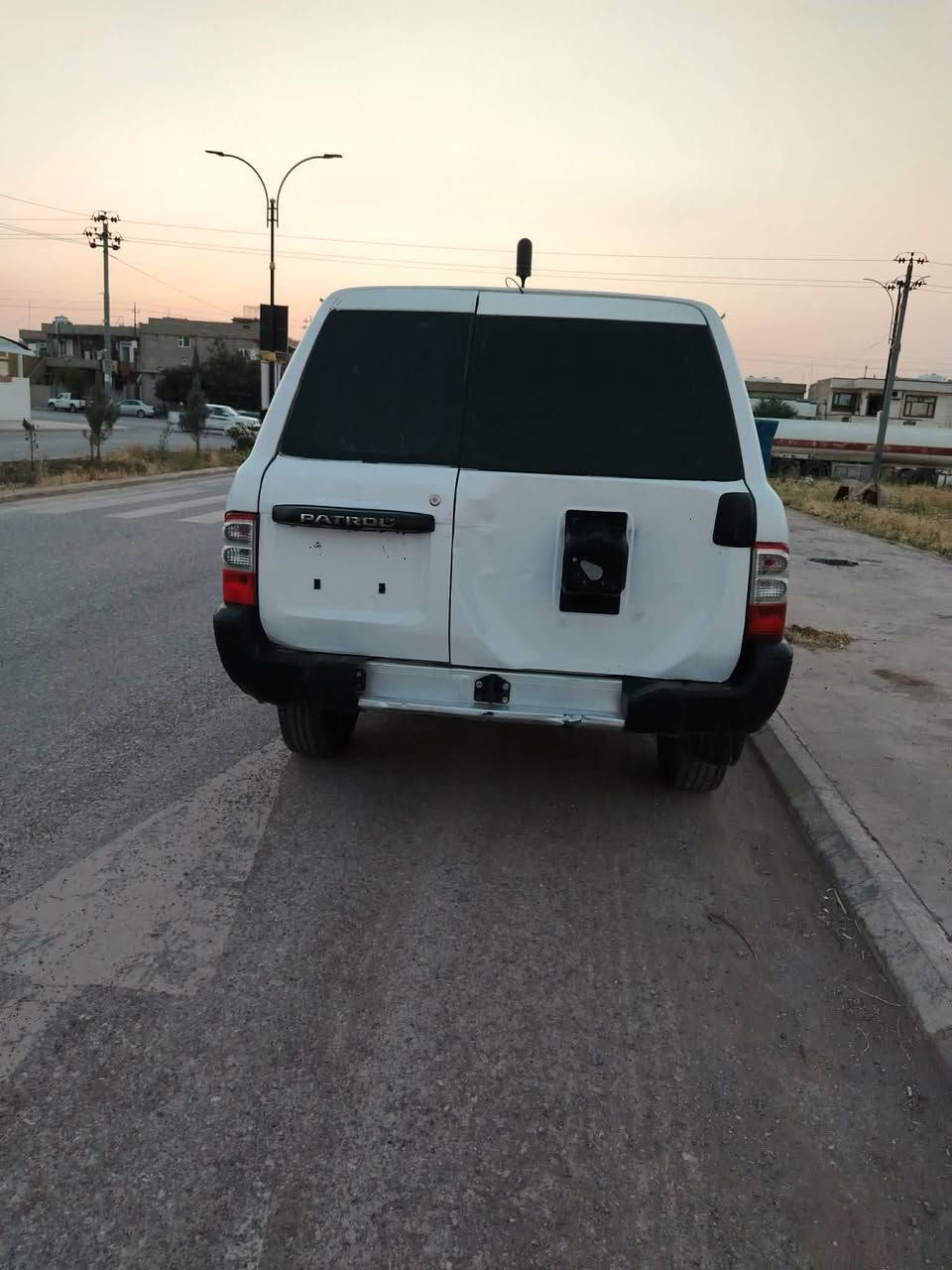 پاترۆل علوج ساخ ساخ 

مۆدێل ٢٠٠١ موحەسنی کوێر
گێر و مەکینە و ئەکسل بە شەرت
چوار تایەی لۆکی لە ژێرە
هیچ مەسروفێکی نیە
سەقفی بۆیاخی نیە
دوکەلی نیە
هیچ مەسروفێکی نیە سەیارەکە بەس لێ ئەخوریت
کۆدی بۆ نەکراوە

نرخی ٥٦ گەلاو مەجالێکی برایانە.

سەیارەکە لە شارەزورە

***********
