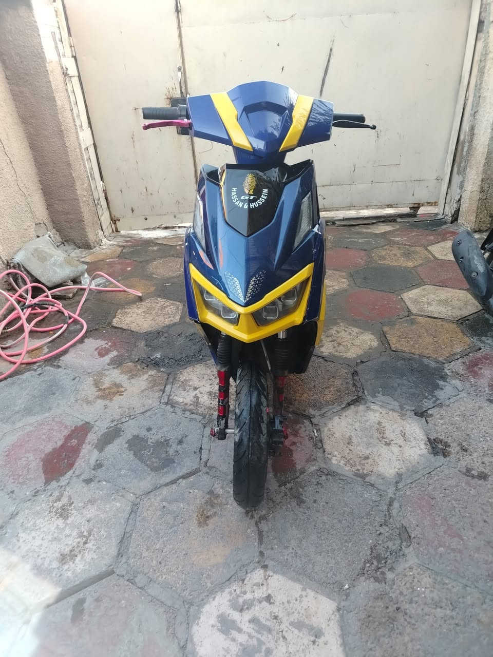 السلام عليكم. دراجه شحن سكنك  بطاريات نضاف سرعه١٢٠ / ٨٠ حقيقي
تمشيك ٣٥ كيلو 
 كهربايات كله شغاله.
بك شغال
 ٤ سرع
نقصه صفه مال كفر طاكه ماشر عليه
وقفل صندوق عاطل
السعر ٤٢٥
بغداد البياع حي التعليم قرب حسينيه شهدا الطف
*********** واتساب
