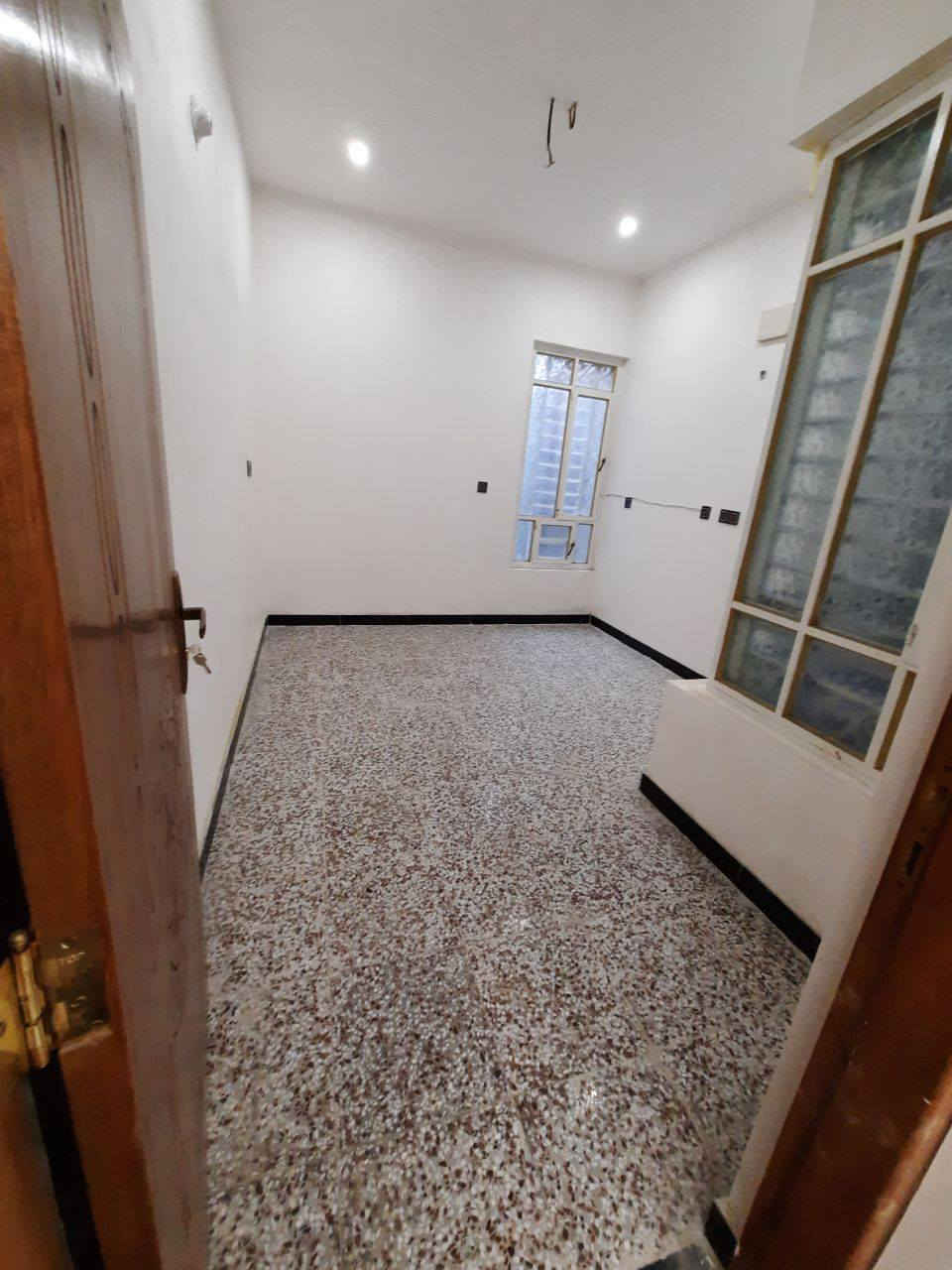 شقة طابق ثاني تحتوي على غرفتين وصالة ومطبخ وصحيات وبالكونة  مساحتها ١٢٥م العنوان كرادة خارج تقاطع المسبح للاستفسار الاتصال على واتساب ***********
