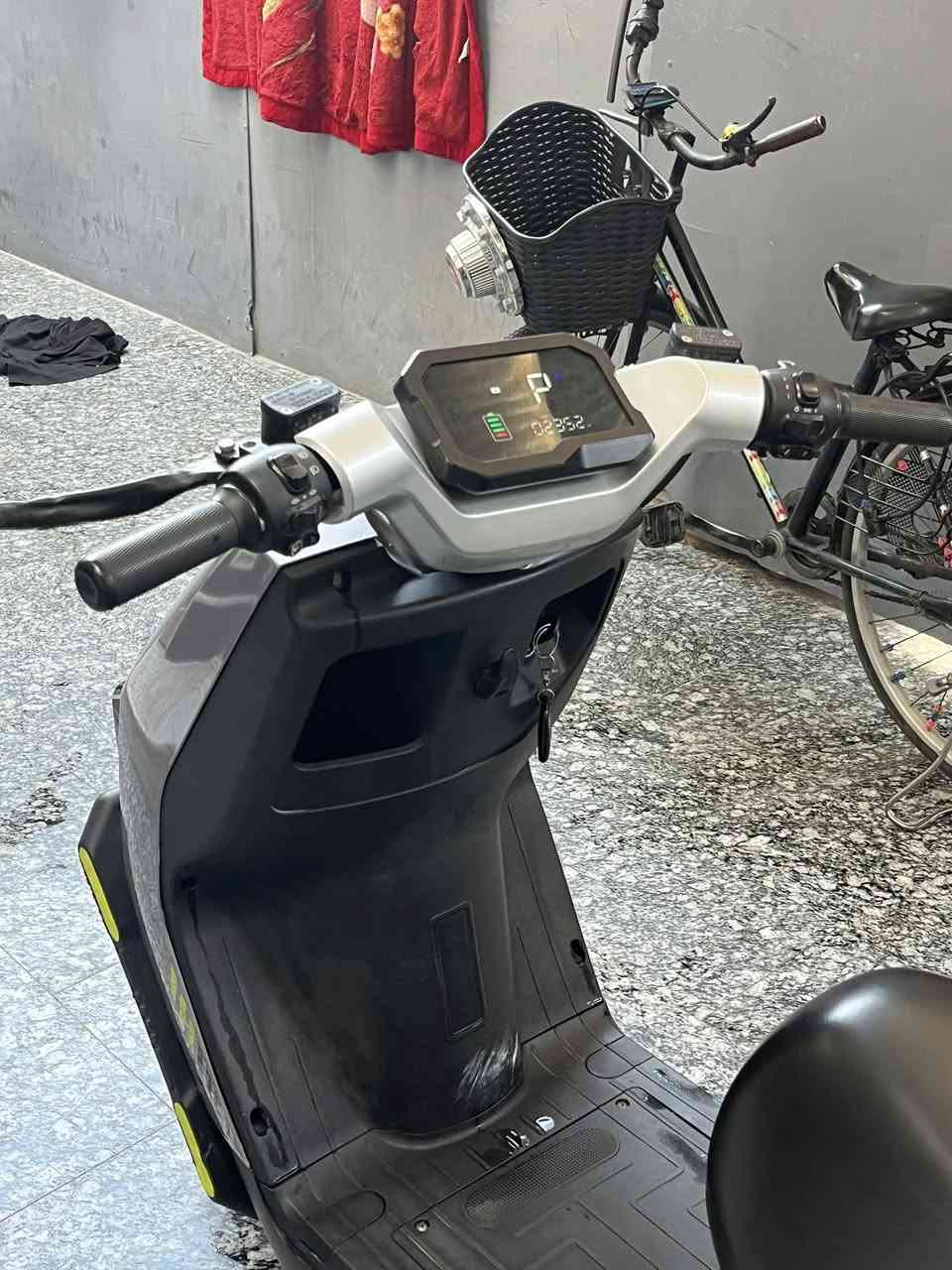 السلام عليكم دراجه شحن شركه speed ام عيون دراجه نضيفه استعمال شخصي بيها شخوطات بسيطه مال استخدام تمشي 45 كيلو الى 50 ب الشحنه الوحده 
مواصفاتها 
سرعه 50
شاحنتها الاصليه وياها وسويج وبصمه 
دراجه نضيفه استعمالي الشخصي من المعهد للبيت شوفت عينكم 
السعر 550 وبي مجال بسيط
مكاني بلديات ***********
