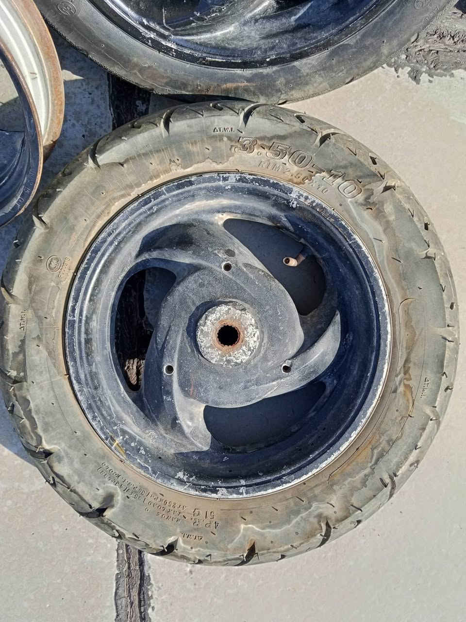 سلام عليكم غراض ابلاديات اكثريتهن مال رمبة جوة السوك مكاني بغداد حي الجامعة رقم الهاتف ***********بي واتساب
