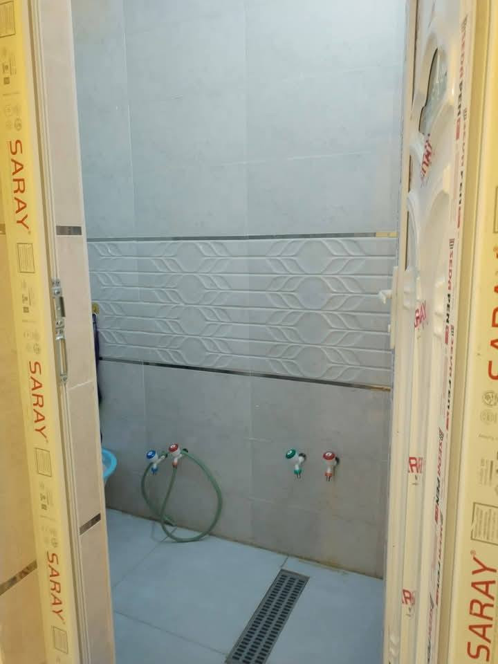 سلام عليكم دار للبيع ناحيه السيدناويه قرب مدرسة صفي دين زراعي مساحة 100 متر طابق ونص بناء طابوك كونكريت مسلح رباط وسقف طابوك طابق لأول غرفه وهول ومطبخ ستقبال مع صيحات داخل و خارج منور وطابق الفوك يحتوي علئ فرفه مع سويت داخلي مع هو سعر 68ستفسار الرقم واتساب أو تصال ما متواجد عله فيس ***********
