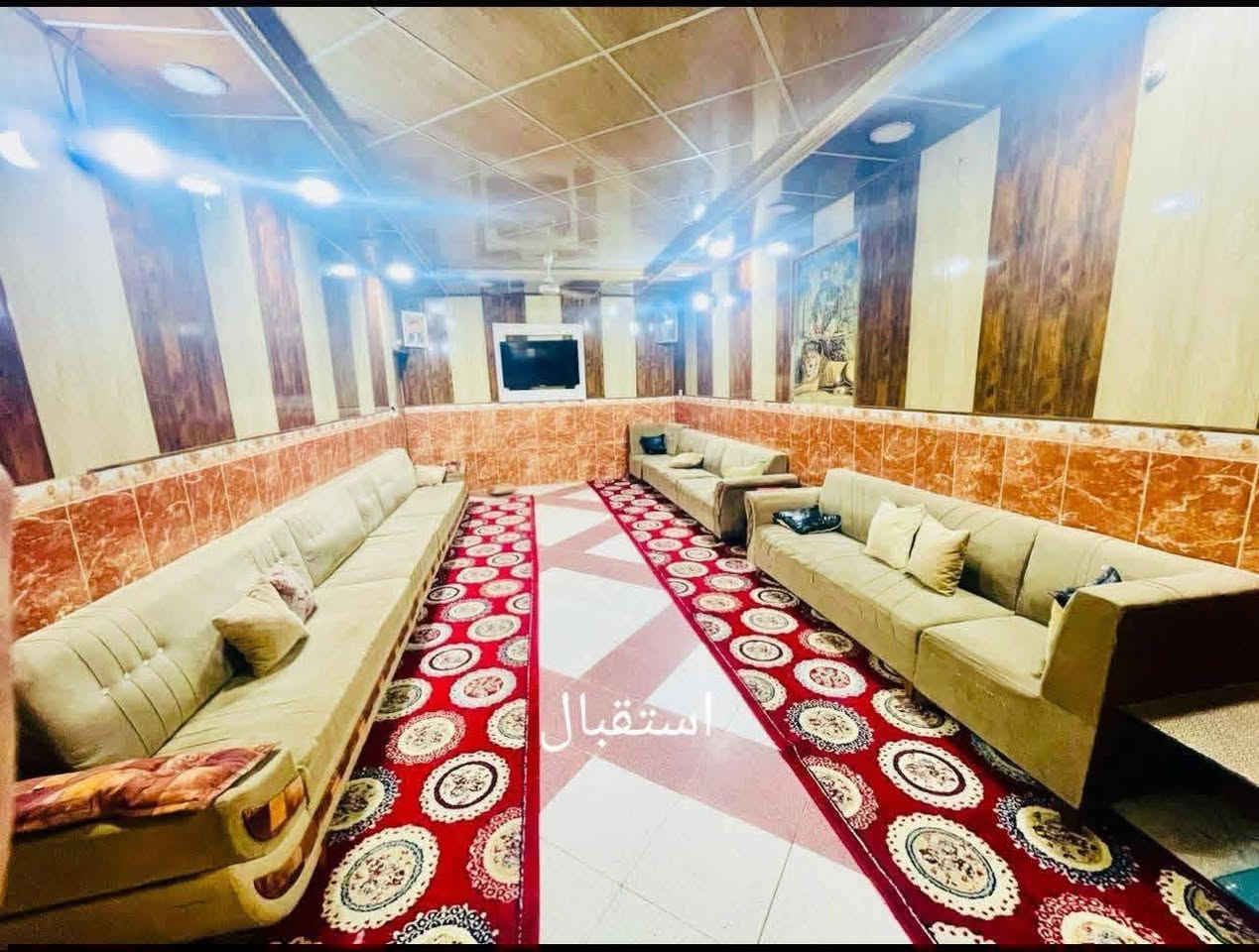 السلام عليكم 
الدار للبيع موقع جدأ راقي 
🛑المساحه 328متر في السند 
🛑طابو صرف
🛑باسم صاحب البيت شخصين تحويل البيت ثاني يوم بعد الشراء
🛑البيت على شارعين 
عرض الشارع الامامي 20متر 
🛑 نوع البناء //طابوق السقف عكاده 
🛑 سنة البناء حديث 
يتكون البيت من طابقين
ويتكون الطابق الاول من 
🛑 استقبال
🛑غرف نوم عدد 4
🛑صاله كبيره جدا 
🛑 مطبخ حار
🛑صيحات خارجيه وصحيات داخليه
طارمه +حديقه
ملاحظه//البيت على شارعين
امامي وخلفي
الطابق الثاني يتكون من 
🛑عدد الغرف 3
🛑صاله كبيره 
🛑  كافة الخدمات  متوفره 
🛑العنوان /بابل المدحتيه 
حي الحوراء الملحق
بناء حديث سنة ٢٠٠١٣
السعر //١٧٠ولي مجال
للاستفسار او الاتصال على رقم الهاتف ***********
***********ابو علي
مكتب دلالية وائل الهندي شارع 60 قرب سلوان ابو الكاشي مقابيل فرع علي قماره
ملاحظه//الدلالية في ذمة الطرفين
