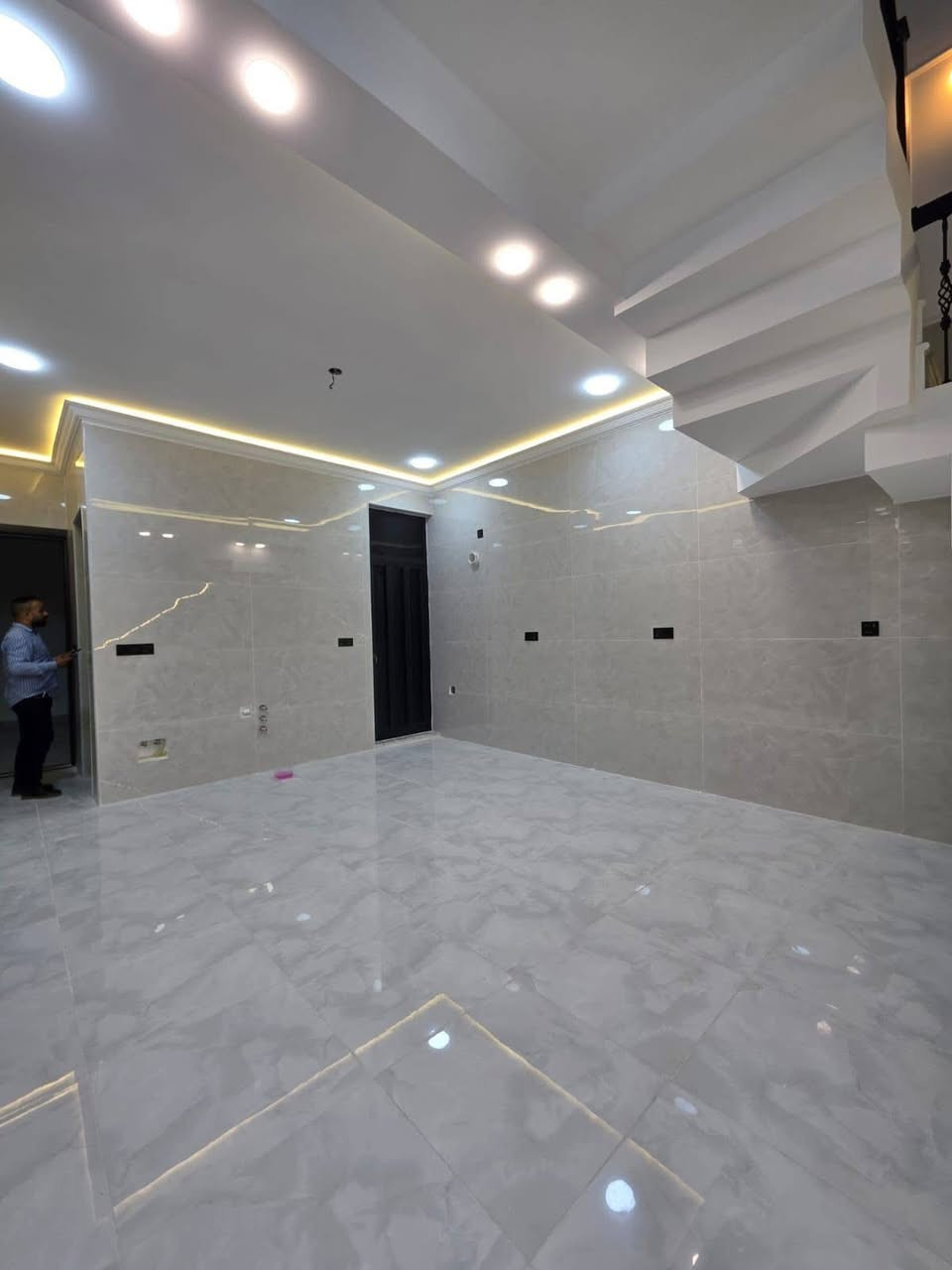 #الرافد للوساطة العقاريه 🏠🏡🏠للبيع للبيع
دار 100 للبيع  شارع 15 متر 

منطقة الجهاد / ديوان الأصيل مربع ذهبي 

واجهة ملكية / مدخلين 

يحتوي على ثلاث غرف نوم 

صالة ديكور سقف 

ومطبخ الواح بورسلاين 

وخدمات عدد 2

حمام غربي تعليك 

بناء 2026 درجه اولى المنزل بل كامل ديكوارت

السعر جدا مميز للاستفسار اكثر يرجى الاتصال او مراسله وات ساب 📞📞***********

نستقبل جميع العروض في مناطق الكرخ كافه
