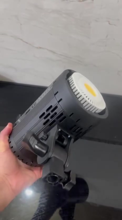 سوفت بوكس  3 انواع اضاءة (ابيض/ثلجي/شمسي )اضاءة استوديو LED نوع COB موديل KY_BK0929
سوفت بوكس دائري /اسطواني قابل للتركيب لتنعيم الاضاءة مع قاعده تثبيت على حامل الاضاءة 
يستخدم لتصوير البرامج والمقابلات والبودكاست وتصوير المنتجات وللبث المباشر 
مميزاته 
ضوء مستمر وليس فلاش 
يعطي اضاءة قوية نسبياً مع استهلاك كهرباء منخفض 
عند تركيب السوفت بوكس تصبح الاضاءة ناعمه ومناسبه للوجوه
*********** مكاني نجف
