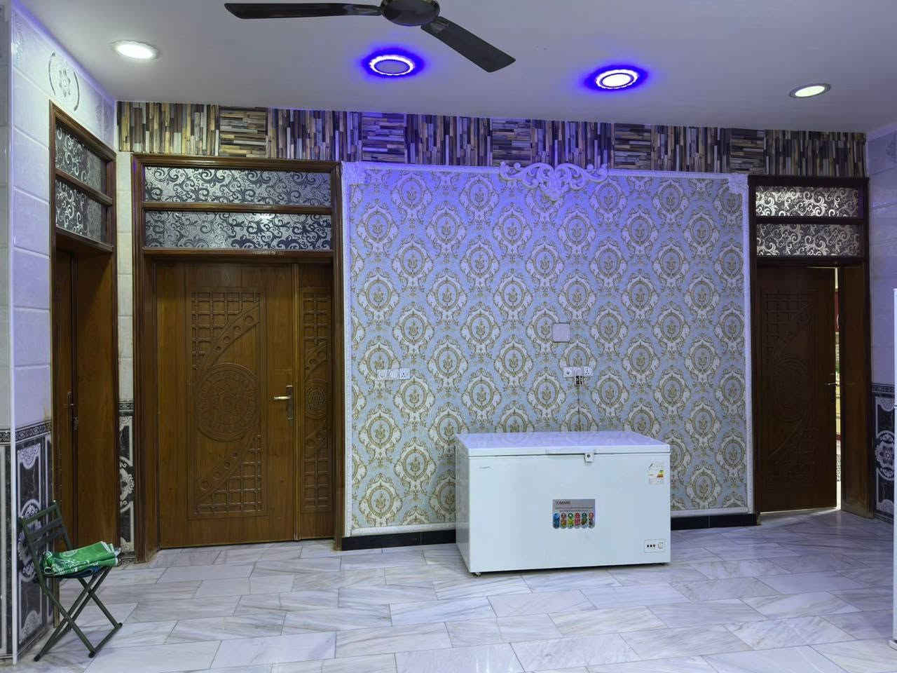 السلام عليكم دار حديث للبيع المساحه ٣٠٠الموقع حله حي الاساتذه خلف مستشفى عادل الكرعاوي للاستفسار الاتصال على صاحب الدار ***********٥
