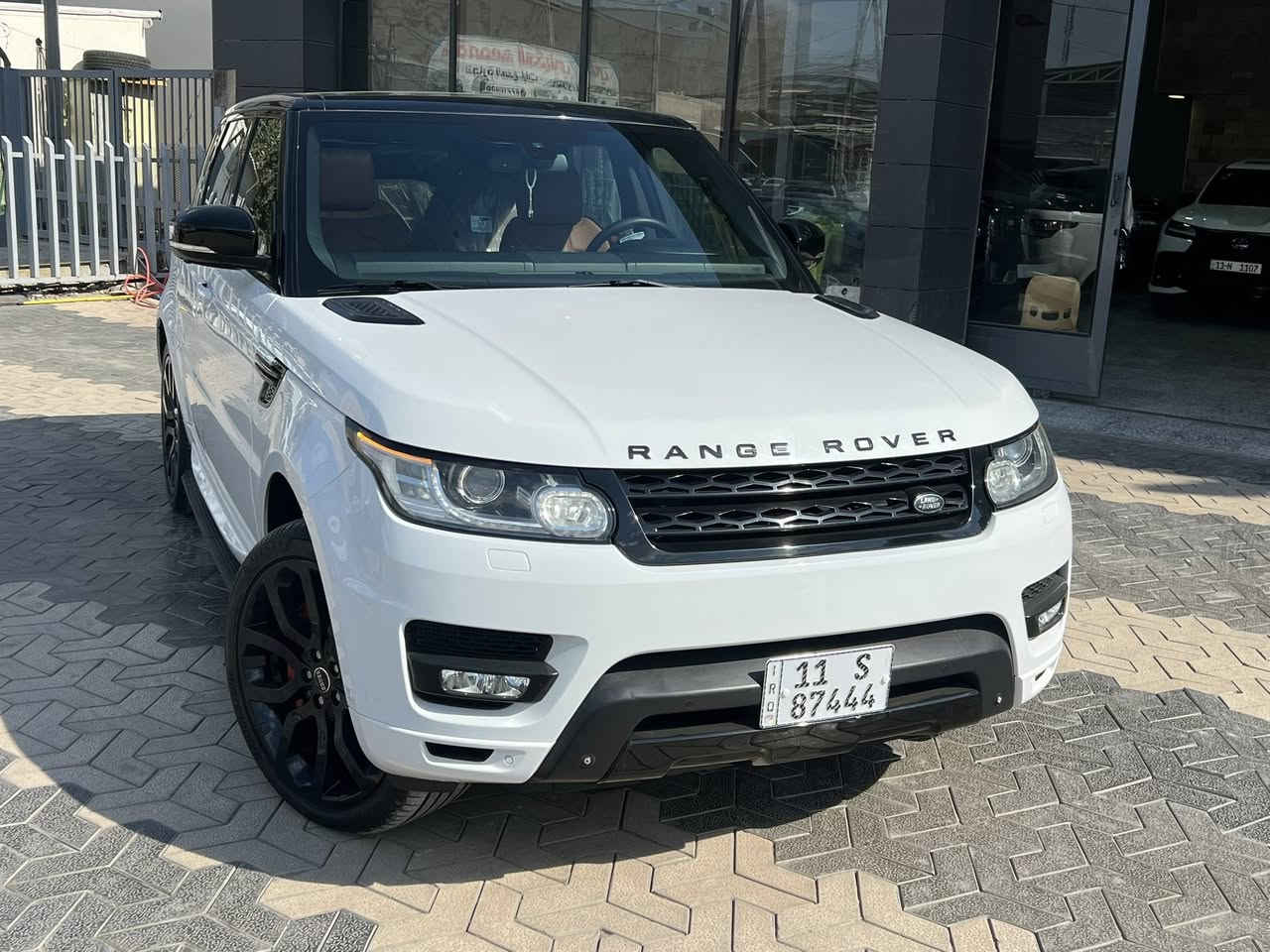 السلام عليكم ….
🔺رانج روڤر اوتوبايغرافي ..داينميك 

🔻موديل:2014 

🔹ماشية: 88 الف كيلو بعدها جديدة لوكك

🔸8 سلندر سوبر 

🔷كير مكينة بشرط مكفولات برغي ممفتوح بيها .👍🏼

مواصفات : فول  ميحتاج اذكرها كلها ( بانوراما ،، ابواب شفط ، شاشات خلفية،، كامرات ٣٦٠،،كشنات امامي خلفي تدفئة تبريد ،،ثلاجة،،، وباقي مواصفات الرانج الفول )

🔶السيارة خليجية وكالة بدون تبديل بيها بخ بربع جاملغ خلفي والباب الخلفي بدون فتح ..

🟥عليها سيرفس كامل وكلشي مفاتح ولا مبدل بيها ( لاتنقص ميي ولا دهن..) على وضع الشركة ميكانيك ..جوبلسات بلاديه لا مفتوح ولا مبدل ..تايرات برجستون اصليات وكالة..
( كير+ مكينة+جوبلس+شفط ابواب) وكالة تاخذ متصرف ربع على ايشي من هذني 

السيارة كلش جديدة تاخذها ربع متصرف عليها 

📍مكان السيارة : بغداد …

السعر : 30,000$ وبيها مجال بسيط 

رقم وهزة جديد بإسمي ( ثاني يوم تحول)

☎️شراي خابر وتدلل : ***********

وبي واتساب ♥️
