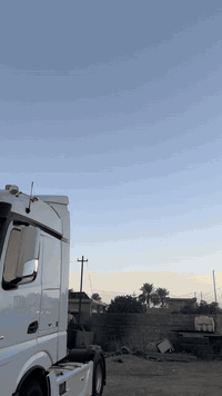 سلام عليكم سياره لودر للبيع راس وحش موديل 2016 جانبو موصفات السياره رتايدر سقف ليزر علامه ضوئيه تبريد ثلاجه صوبه كامره حساس سبايدرات هورنات بلادي تخم تاير  رقم دهوك راس فقط يعني مامربوطة تحويل مباشر العربانه  تركيه تخم تاير طول 10م عرض 3م ارتفاع 105 جاهزه للعمل للستفسار 
*********** مكان السياره ديالى
