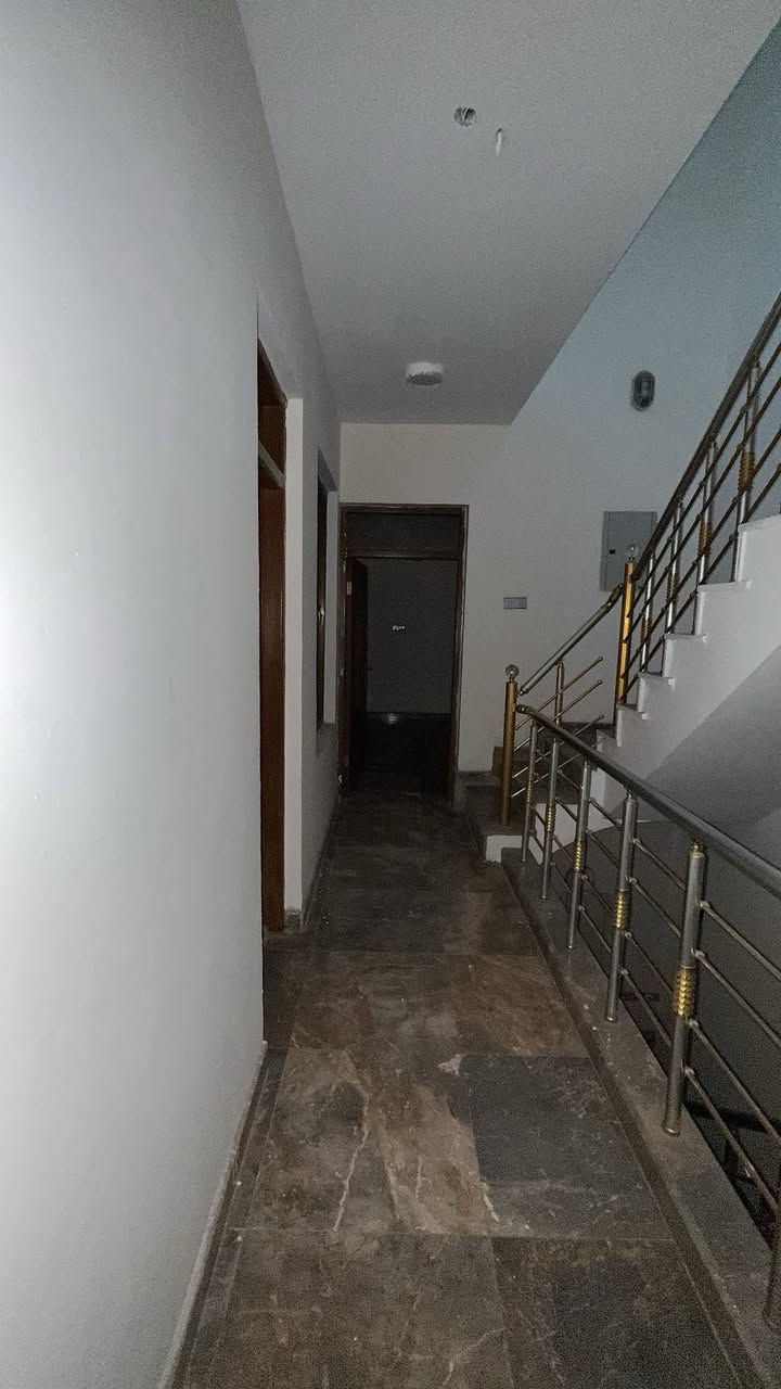 #للايجار____في____السيدية
دار مساحه 120 متر يحتوي على

3 غرف نوم وصاله ومطبخ وخدمات

بدل الايجار مليون 

للاستفسار ***********
