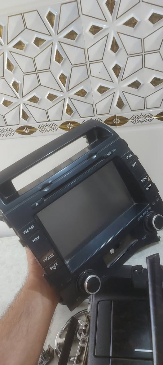 سلام عليكم اخوان
هذني القطع مال لاند كروز للبيع 
مسجل 
يدات مال اربع بوب كاملة 
صاجات 
دكت تبريد وبوابة تبريد 
حاضنة كير كاملة 
علامة تيوتا 
منفضة 

كلهن بلاديات اصلي 

قيّم سعرهن بالمعقول واتصل 
مكاني واسط الصويرة 
***********
