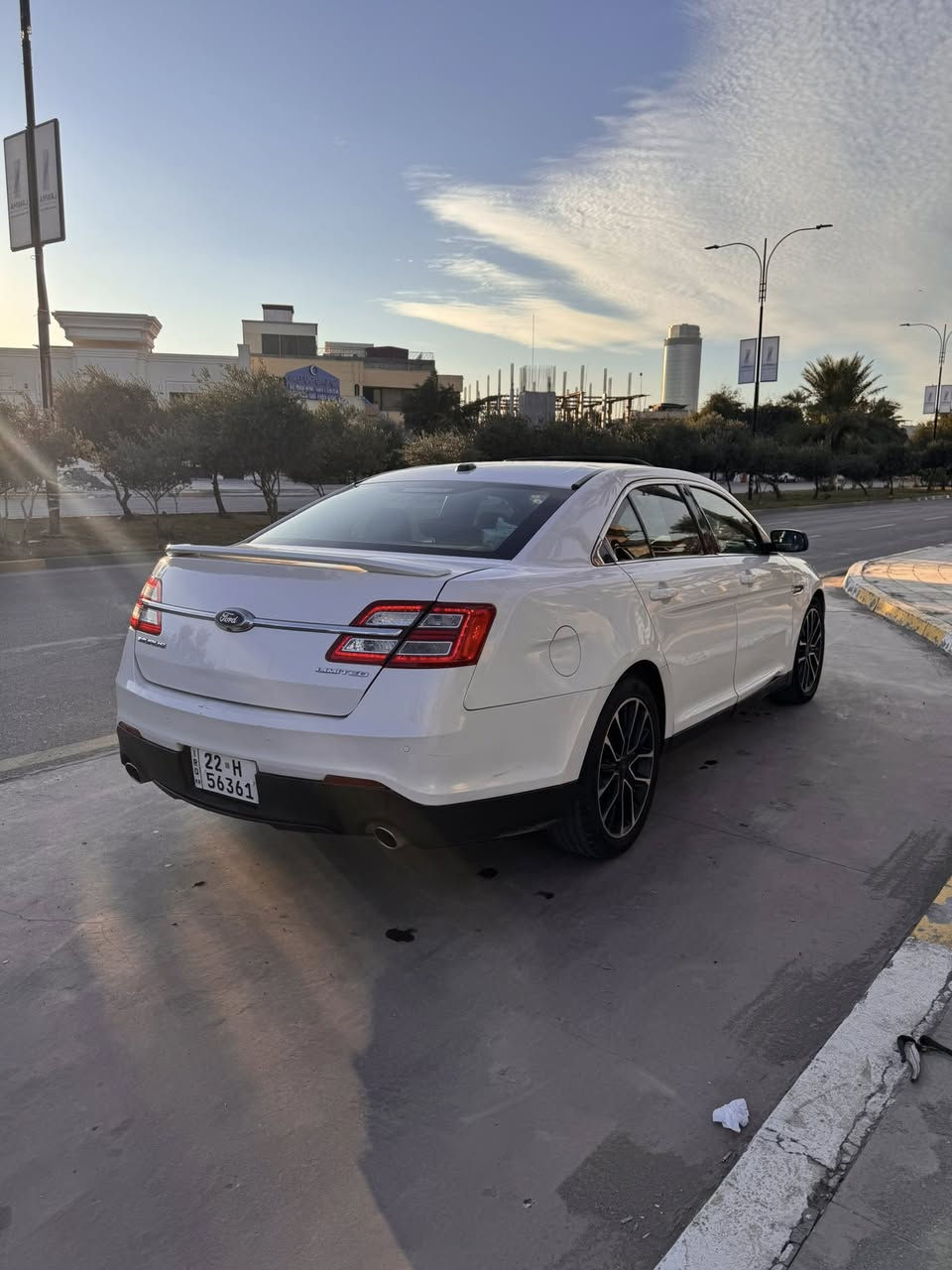 السلام عليكم
للبيع فورد تورس 2019 لمتد

الممشى : 71 الف كيلو 
المحرك : ستة سلندر v6 3500
نظام الدفع : AWD
داخل لون اسود 
السيارة بصمتين + تشغيل عن بعد 
اضائة داخلية LED 7 الوان 
الكشنات جلد 
السقف سلايد روف 
تدفئة و تبريد المقاعد الامامية و تدفئة المقاعد الخلفية 
المقاعد الامامية كهرباء 
تدفئة ستيرن 
دواسة البريك و البانزين كهرباء 
رمز سري بالباب
نقاط عمياء 
تبريد قطعتين
مثبت سرعة
دخول ذكي باب السايق و الراكب
خزن ميموري
المري تعتيم 
شاشة و سماعات سوني 
ويل قياس 20
السيارة لمتد و مواصفاتها متخلص 

ضرر السيارة بابين و ربع الجاملغ صبغ 

للأستفسار: ***********
