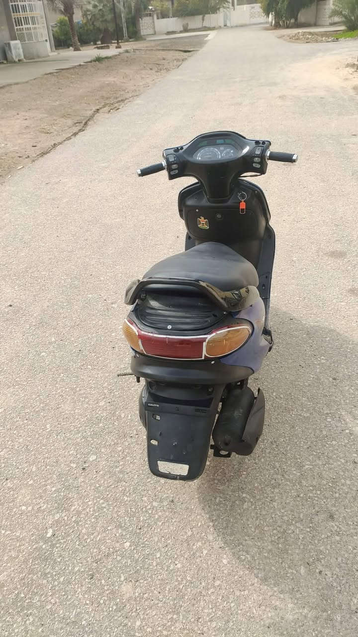 السلام عليكم دراجه دلفين للبيع دراجه كارتونه جاهزه من كلشي قبل خمس اشهر مطلعه حاويه مكينه شلعه معدل فول كهربائيات كله كامله.   تشتغل سلف وهندر.     لايت زنون رماش ابيظ واصفر.   
هورن بوس.    اشاير تخم رماش ٣لوان متوازي علا بعته السعر ٣٦٠ 
 مكاني بلقاسم رقم الهاتف ***********
