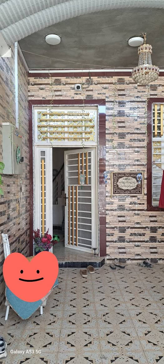 أسعد ألله أوقاتكم بكل خير 
اللاستفسار ***********
توفر دار سكن لبيع ركن
ألمساحه 150 م 
 شارع  10م
جميع الخدمات متوفره
مدارس قريبه عليك+ اسواق قريبة + ماء + كهرباء + تبليط +انارة الشوارع + مجاري خارجية 
محتويات البيت
كراج 
استقبال سقف مغربي
صاله
مطبخ
غرف منام عدد5 اثنان منها ماستر مع منزع
صحيات 3
مناور 2
تانكي ماء 3
كيزر 3
ماطور ماء 2 صاعد ونازل
طابقين + طابق الثالث السطح
نوع العقار : طابو ملك صرف

العنوان : ألزبير الصحفيين الاولى

سعر 250 وبي مجال
اللاستفار***********
