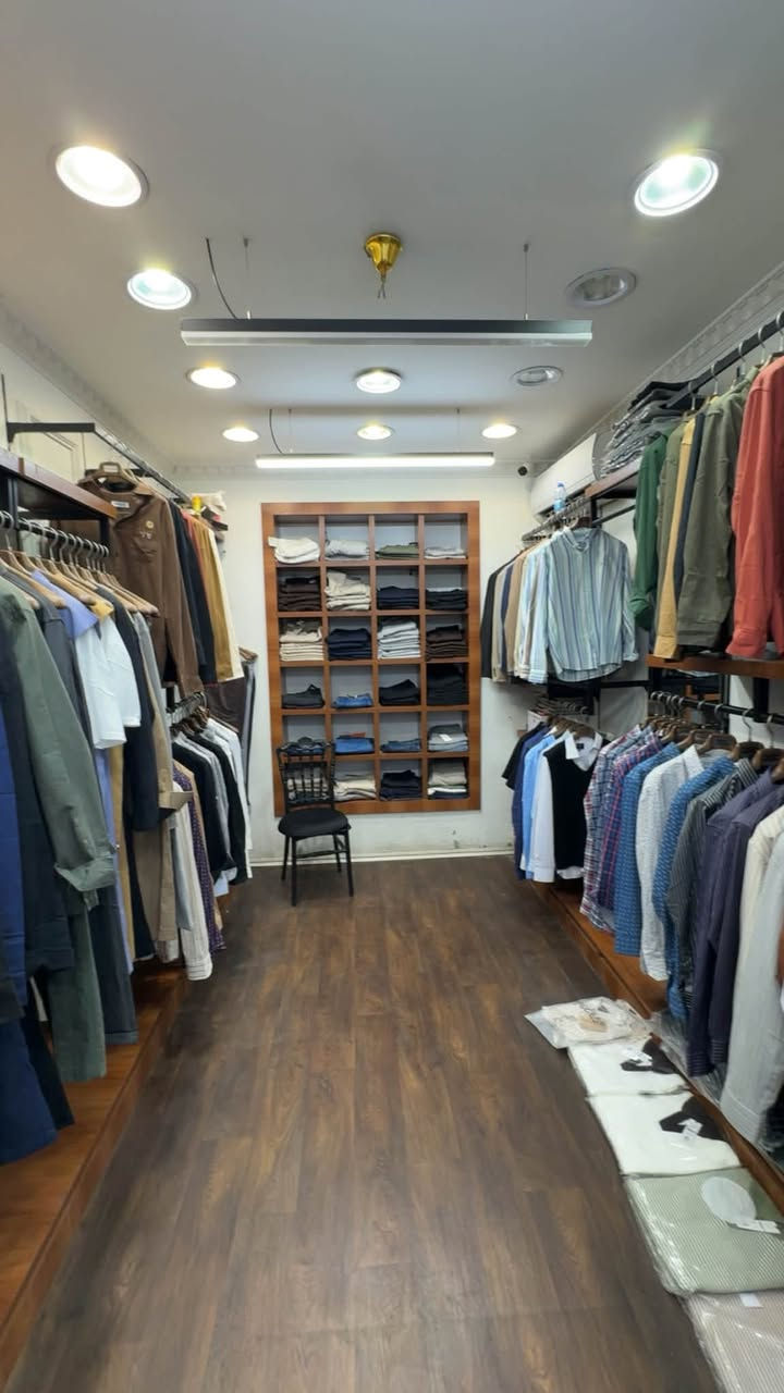 ديكور محل يشمل ستانات مع واجهيه بطرون مساطر مع رفوف مع طابوريات جوا  نزال 5 والعرض 3 متر  وملكانات للبيع كذالك  رقم ***********
