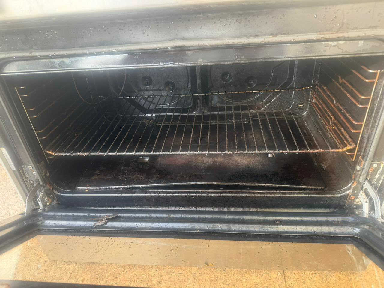 طباخ للبيع 
نضيف جدا 
شغال بدون اي خلل 
سعره ١٩٠ 
شراي اتصل
***********
