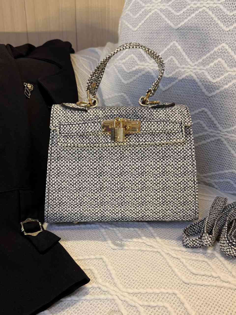 حقيبة الهرمز(أرمز) (Hermٰes) من افخر واقدم الماركات الفرنسيه الي يتجدد موديلها كل ما مر الوقت...
ومن أغلى الماركات العالميه حيث يصل سعرها الى(الاف الدولارات) 
فلشدة جمالها ونزاكتها وكثرت الطلب عليها بالاسواق بدأت العديد من الشركات بتصنيع اشكال مشابهه لها
وهذا التقليد هو الي يحدد سعر الجنطه حسب نوع الجلد والخياط والمتانه
🔥 وفرت الكم هالموديل الرائع الي يجمع بين المتانه والشكل المميز 🔥
_الحجم 14*22
_السعر 17000
للحجز مراسلتنا واتساب ***********
او من خلال مراسلتنا على الخاص
او التواصل عبر الانستا... يوزر الانستا mars_.stor
@أبرز المعجبين 
Mars Stor
