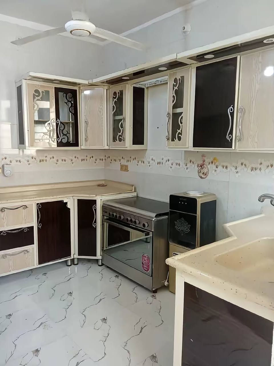 بيت 100 متر بكربلاء حي العباس بناء درجه اولى طابقين يحتوي على 3 غرف نوم و أستقبال و صاله و مطبخ و صحيات طابو زراعي سند 25 تحويل مباشر من صاحب السند {{ السعر 140 مليون }}
 للأستفسار *********** واتساب علي سلام
