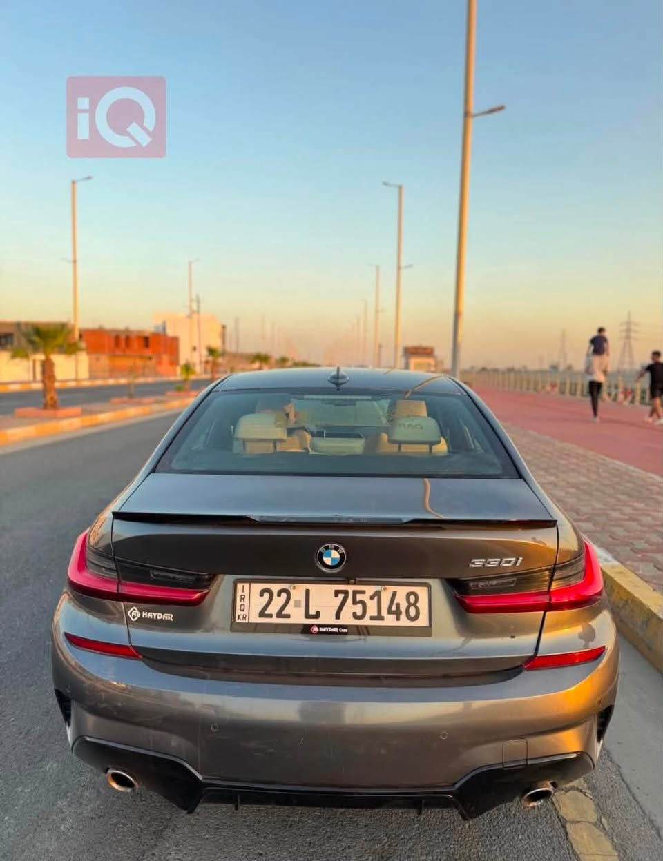 السلام عليكم BMW 330i 2021
الأداء والمحركنوع المحرك: بنزين، 4 سلندر، توين باور تيربو.سعة المحرك: 2.0 لتر.القوة الحصانية: 255 - 258 حصاناً.عزم الدوران: 400 نيوتن متر.ناقل الحركة: أوتوماتيكي بـ 8 سرعات.نظام الدفع: دفع خلفي (RWD).التسارع (من 0 إلى 100 كم/ساعة): 5.8 ثانية.السرعة القصوى: 250 كم/ساعة.الأبعاد واستهلاك الوقودسعة خزان الوقود: 59 إلى 60 لتراً.استهلاك الوقود: تستهلك السيارة حوالي 9.4 لتر لكل 100 كم داخل المدينة، و 8.4 لتر لكل 100 كم على الطرق السريعة.المواصفات والتقنيات الأساسيةالأنظمة الترفيهية: شاشة عرض متصلة بنظام iDrive، بلوتوث، وتتوفر في بعض الفئات بميزة الشحن اللاسلكي.السلامة ومساعدة السائق: حساسات أمامية وخلفية، نظام النقطة العمياء، رادار أمامي وخلفي، ونظام تثبيت السرعة.الراحة: مقاعد جلدية مع ذاكرة للمقاعد، تكييف هواء خلفي، وفتحة سقف (سلايد).أنظمة القيادة: توفر أوضاع قيادة متعددة، ومكابح اليد الإلكترونية مع ميزة التوقف المؤقت (Auto Hold).
سعر 21.500$ قفل
للأستفسار
***********
