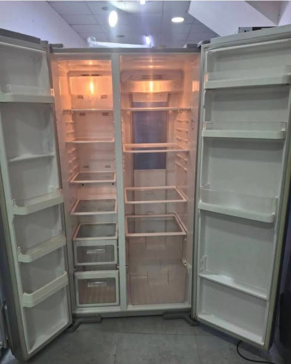 ثلاجه بابين للبيع السعر 450 وبيه مجال المكان شارع 150 لالاف ستي للاستفسار الاتصال ***********
