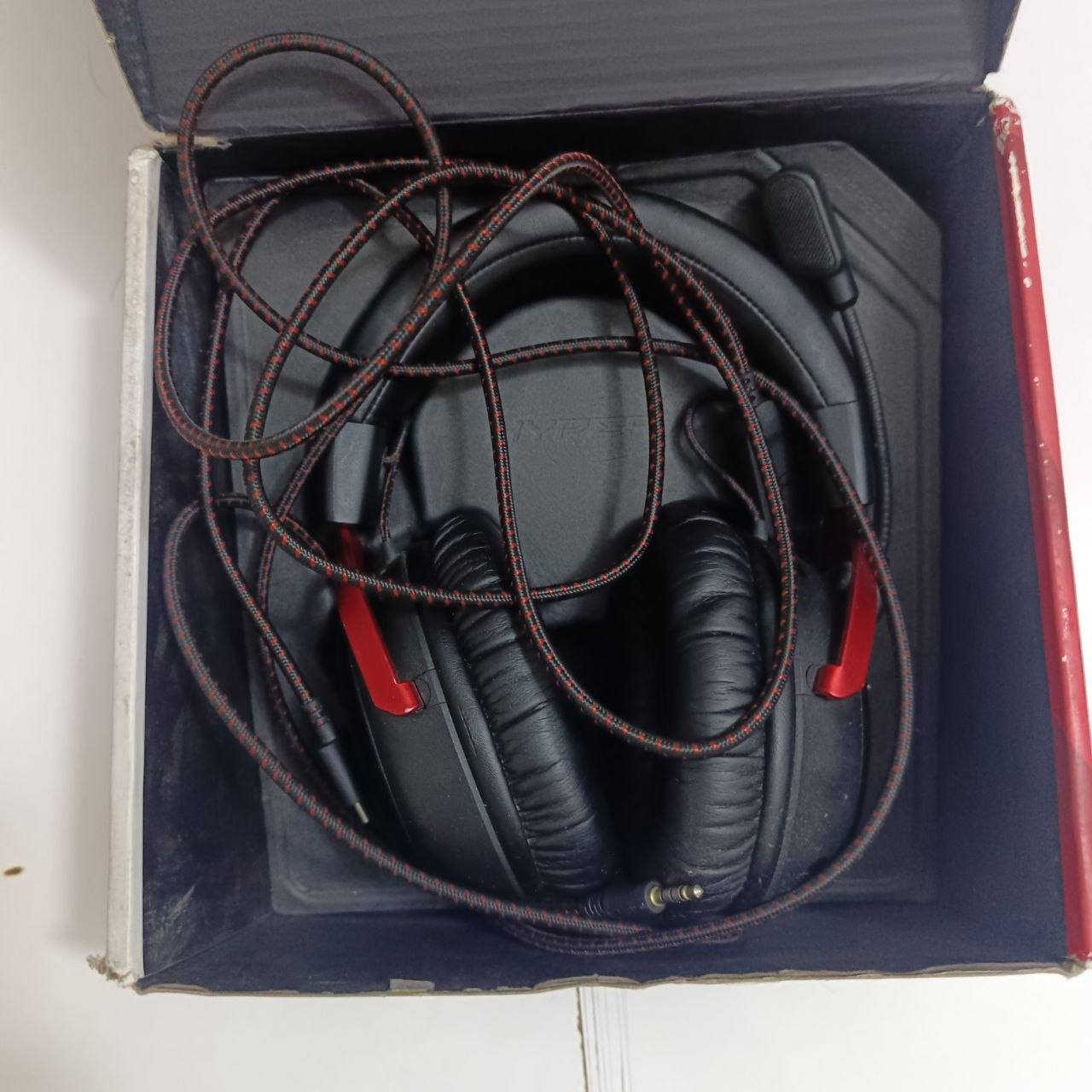 السلام عليكم 

سماعة هايبر اكس كلاود ثري مستخدمة 
نظيفة وكارتونتها وملحقاتها وياهة 
السماعة خرافية الصوت والمايك فول بعد هايبر اكس ميحتاج احجي ، بس بيها شغلة وحدة بسيطة كلش زر الميوت خربان ويتصلح يعني ممأثر على السماعة 

السعر 60 الف 
مكاني بغداد الجديدة 
***********
