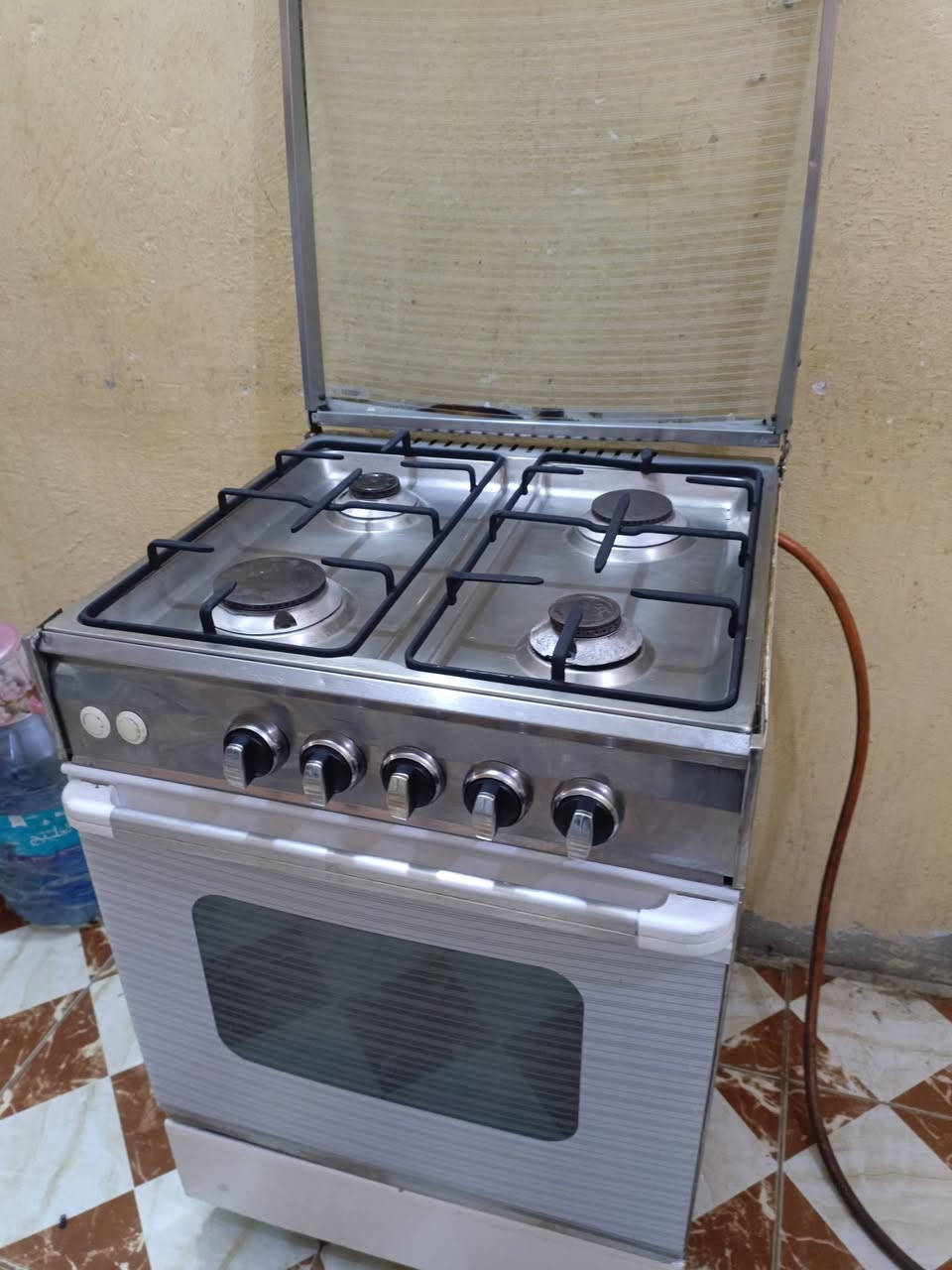 طباخ مصري 4 مشاعل نضيف كلش وشغال العيون والفرن شرط الفحص 
ثلاجة فيستل الحجم الكبير عطلانة ما نعرف شنو عطلها ابيعها على وضعها 
الاسعار مناسبة اني مكلف بلنشر الاتصال بلرقم واتساب موجود 
***********
