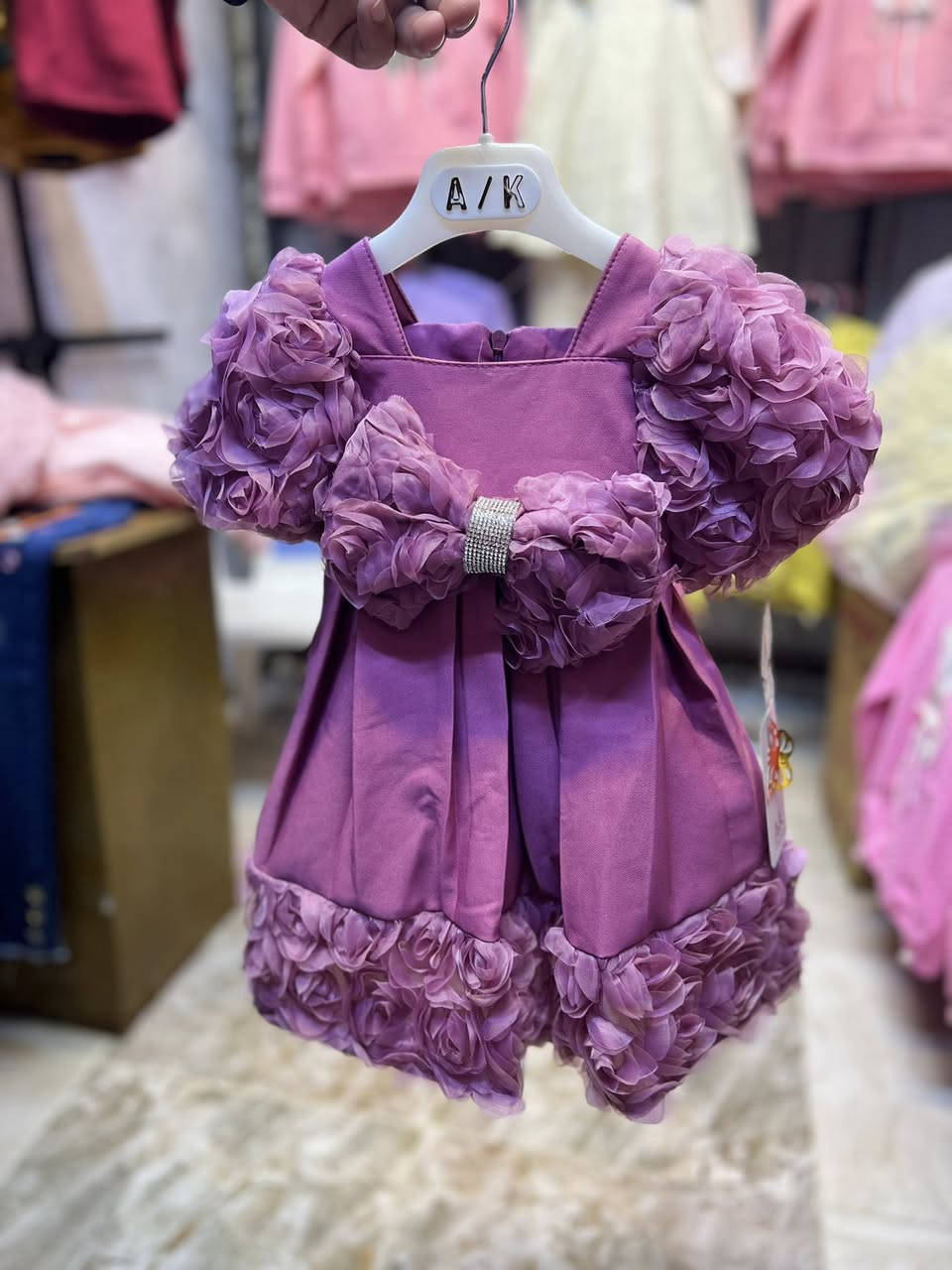 فستان بناتي قماش درجة اولى 👗
قياسات من عمر سنة الى 3سنوات 

عنوان المحل ناحية القيارة سوق الملابس مقابيل تجهيزات الليث 📍
 يوجد خدمة توصيل داخل وخارج ناحية القيارة 🛵


**إذا كنت صاحب هذا الإعلان وتريد حذفه لأي سبب، رجاءا أرسل رسالة إلى الدعم الفني**