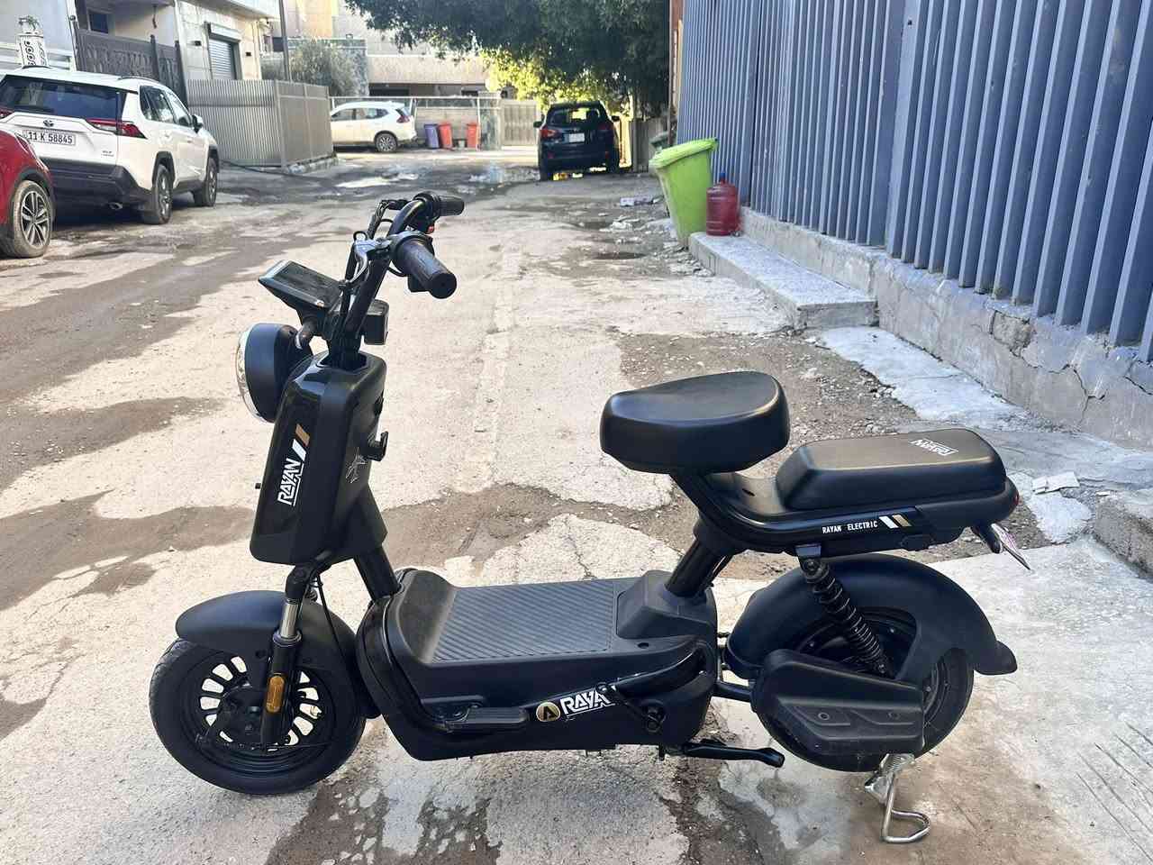 السلام عليكم
1-دراجه شحن للبيع موديل2024 
 دراجه نضيفه 
2-مكفوله كفاله عامه من الشخط والضرر دراجه فول الموصفات بصمه سويجن سله بايدر 
 نوع الدراجه ريان REAN 
بعدها زيرو ماشيه700 كيلو 
 بريكات جدد بل مكان 
تايرات جدد 
 اشاير يمنى يسرى 
هورن 
لايتات 
3 سرع
سرعه 40 حقيقي 
هورن 
 شحن مالتها ساعتين 
يطول 20km
4 بطريات 
سعر 335

بعدها بوضع الشركة 
رقم الهاتف 

***********
مكان زيونه

غير متواجد فيس

ملاحضة سله بايدر تجوه ماشادهن بس موجودات
