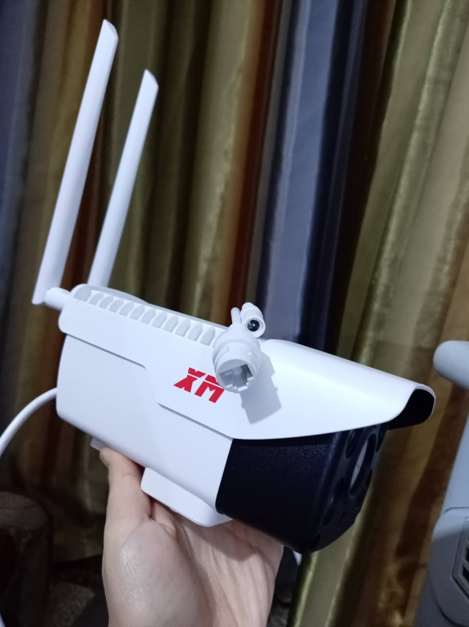 هذه كاميرا مراقبة خارجية من نوع (XM) وتتميز بالتالي:
دقة التصوير: توفر دقة عالية تصل إلى 1080P FHD أو حتى 5 ميجابكسل في بعض الإصدارات. 
الرؤية الليلية: مزودة بتقنية رؤية ليلية بالأشعة تحت الحمراء للعمل في الظلام. 
الاتصال: تدعم الاتصال اللاسلكي عبر الواي فاي، كما تعمل مع تطبيقات المراقبة السحابية مثل XMEye. 
المميزات الذكية: تحتوي على ميزات مثل كشف الحركة والتنبيهات الذكية، وتدعم الصوت ثنائي الاتجاه.


**إذا كنت صاحب هذا الإعلان وتريد حذفه لأي سبب، رجاءا أرسل رسالة إلى الدعم الفني**