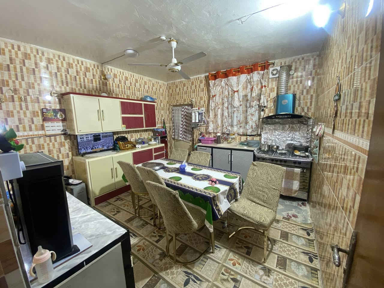 🔴للبيع بيت مساحة (300) متر
بناء طابقين طابوك (مسلح صب كونكريت)

استقبال (4*6) ومطبخ (4*4) وصالة (4*6) 

غرف عدد (3) اثنين جوه وحدة بالطابق الثاني

الأرضية كاشي للطابق الأرضي  وسيراميك للطابق الثاني 

مجمع صحيات عدد (3) خارجية وداخلية وخلف البيت 

مخزن خارجي يصلح محل (4*3.5) متر

كراج يستخدم لسيارتين مع حديقة مرتبة 

مع كافة الخدمات واصل 

الموقع حي العهد قرب فلكة الزعيم عبد الكريم

طابو زراعي سند (25)

السعر 130 وبيه مجال 

***********

***********
