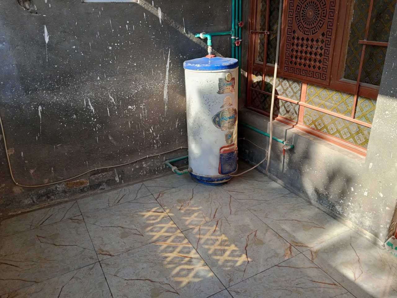 السلام عليكم دار للبيع طابو صرف مساحه 211 يحتوي على استقبال وصاله واربع غرف نوم وسويت 60 مترمعةالخدمات وكراج وثلاث حمامات بدايه شارع 70 الشارع الخدمي بين شارع 70 وشارع الجامع اول فرع على يمنا البيت سدد فرع  الاستفسار الاتصال ***********
