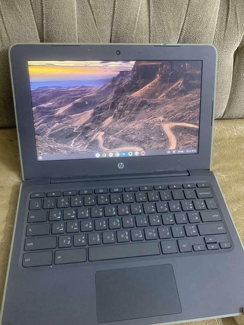 هذا المنتج هو جهاز كمبيوتر محمول من طراز HP Chromebook.
يتميز الجهاز بتصميم بسيط مع شعار HP في المنتصف.
يعمل بنظام التشغيل Chrome OS الخاص بجوجل.
صُمم هذا الجهاز بشكل أساسي للاستخدام اليومي الخفيف مثل تصفح الإنترنت وتطبيقات الويب.
يتميز بكونه خفيف الوزن ومناسب للطلاب والمستخدمين في المنزل.


**إذا كنت صاحب هذا الإعلان وتريد حذفه لأي سبب، رجاءا أرسل رسالة إلى الدعم الفني**