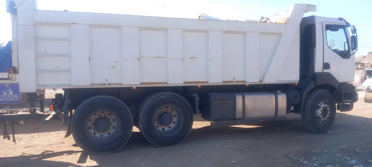 السلام عليكم رينو قاطره مقطورة للبيع بسمي بم ونوزل سياره جاهزه كبل لشغل الذرعه 40 متر  السعر  
***********
