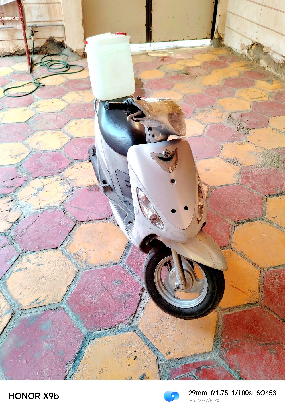 
ما هو موديل السكوتر وسنة التصنيع؟: 
2003
كم المسافة التي قطعها السكوتر بالأميال أو الكيلومترات؟: 
8000
هل هناك أي مشاكل أو أعطال معروفة بالسكوتر؟: 
فقط ستاند نص
ما هو سعر البيع المطلوب؟: 
75000
أين يقع السكوتر ومتى يمكن ترتيب موعد للمشاهدة؟: 
بكيفك