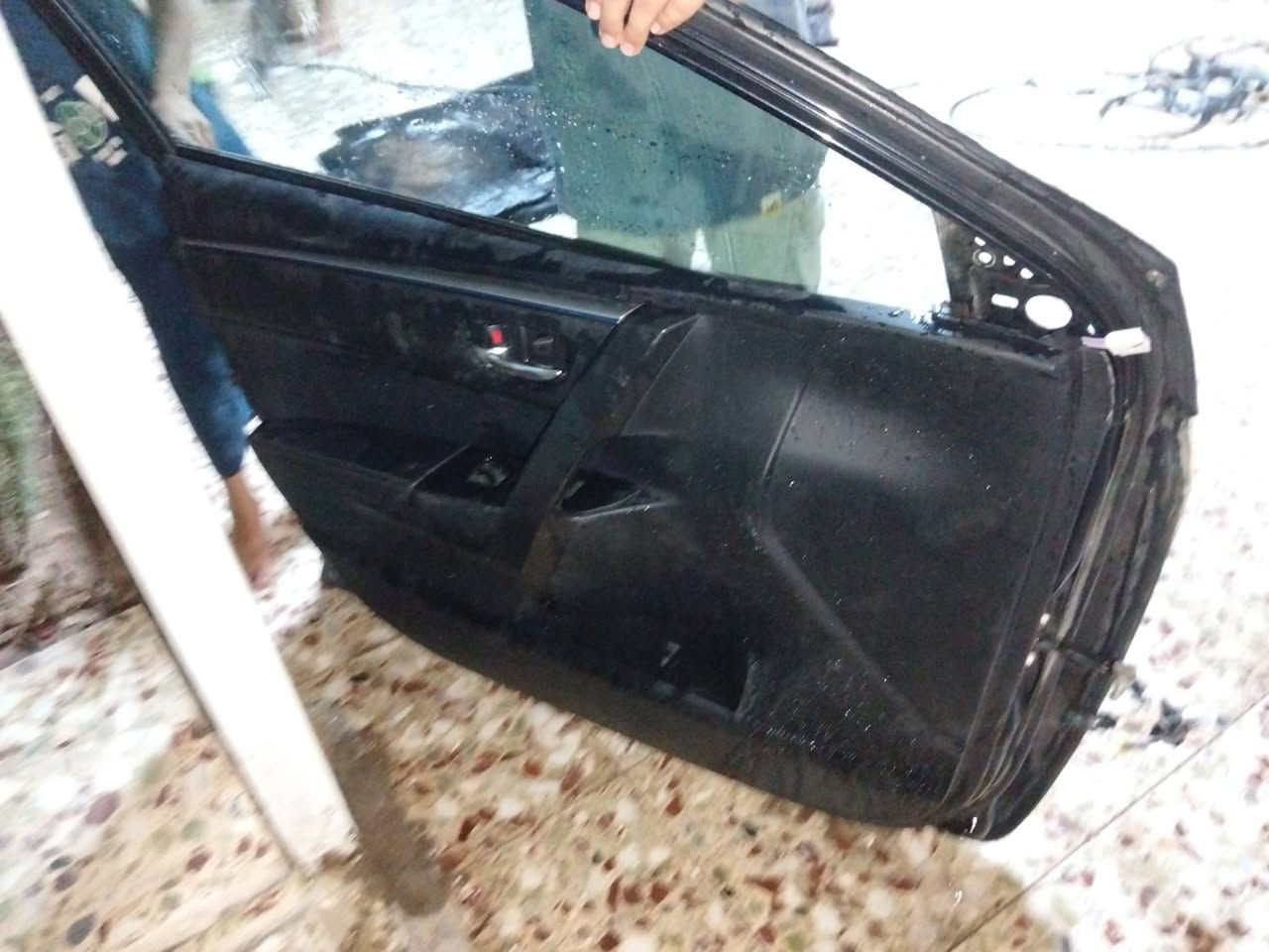 السلام عليكم
باب مال كورولا 18 اللون اسود للبيع كامل باب مقفل 

العنوان بالكوت 
***********
