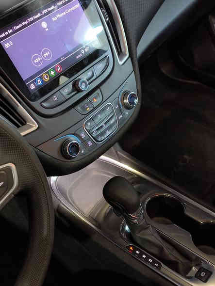 السلام عليكم 
للبيع شيفرولية ماليبو 2022
وارد امريكي رقم اربيل الدولي 
وكالة أو تحويل 
---------------------------------
* المواصفات * LT
•​ كاميرا للرؤية الخلفية.
•​ تحذير الاصطدام الأمامي.
•​ نظام تنبيه مغادرة المسار وتنبيه تغيير المسار.
•​ حساسات ركن خلفية وأمامية.
•​ نظام الكبح التلقائي في حالات الطوارئ
​📱 الميزات التكنولوجية والداخلية
•​ نظام معلوماتي ترفيهي: شاشة لمس ​تدعم : Apple CarPlay و Android Auto.
•​ نظام صوتي: بـ 6 سماعات
•​ تكييف هواء: تكييف أوتوماتيكي مناخ منفصل قطعتين 
•​ المقاعد: مقاعد قماش / كهرباء - تدفئة 
• محرك 1.5 توربو 
---------------------------------
الضرر..
تبديل جاملغ/ بنيد 
الشواصي كفالة 
السعر 💸💸 (( 125 )) 💲💲
للاستفسار الاتصال على الارقام التالية 

☎️ - ***********

☎️ - ***********
