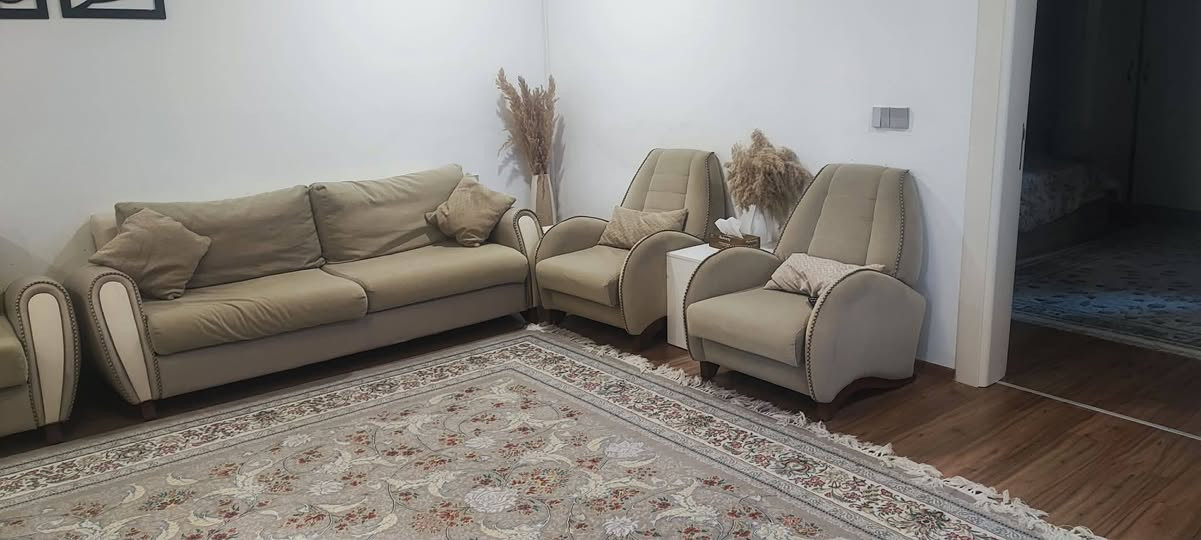 ​📣 أثاث منزلي راقي وشبه جديد للبيع في السليمانية! 📣
1️⃣ غرفة نوم كاملة (تصميم تركي راقي) 🛏️

​المميزات: السرير يحتوي على مخزن أرضي (جك)، متينة ونظيفة جداً.

​السعر: 450الف

​

​2️⃣ طقم قنفات تركي فاخر 🛋️

​المميزات: متين جداً، قماش نظيف وبحالة ممتازة كأنه جديد.

​السعر: 300الف قفل.

​📍 الموقع: السليمانية


**إذا كنت صاحب هذا الإعلان وتريد حذفه لأي سبب، رجاءا أرسل رسالة إلى الدعم الفني**