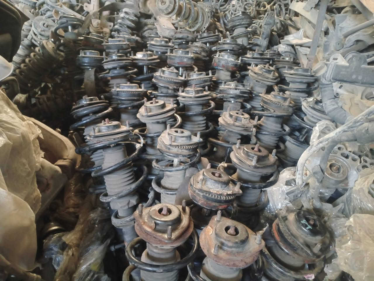 تم بفضل من الله توفر ادوات احتياطيه لكافة السيارات الامريكيه مرآة جانبيه آفنجر ...c200، أوباما،جارجر ،دارت وقواعد فيوزات ومراوح وكما مبين بالمنشور البيع جمله ومفرد العنوان النجف الاشرف الحي الصناعي ساحة الأمريكي *********** للحجز واتساب..
