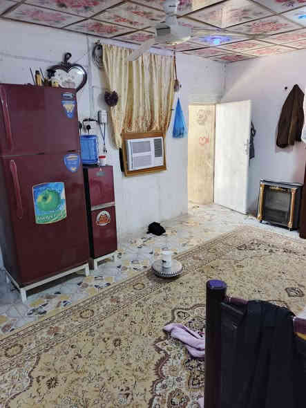 بيت تجاوز للبيع او مراوس عادي مامعوض تقريب المساحه ١٧٠ مربع بي ديوانيه وغرفه ومطبخ وساحه جبيره المساحه البي تكدر تبني بيها بعد غرفتين كبار كهرباء خطين وسحب انبيريه يبعد عن الشارع تقريب ميتين متر.. المكان هدوؤء والجوارين كلش طيبين المكان حي العسكري كبال الملعب الخماسي القريب على البانزين خانه الجديده. السعر عشره ونص
ذكرت كل التفاصيل الشراي او عنده بيت يراوسني يراسلني او يتصل عالواتساب واني خادم. ***********
