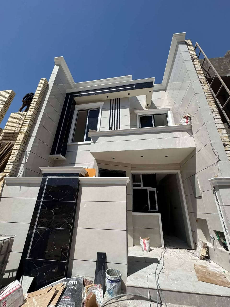 السلام عليكم
🏠#دار_للبيع   100متر واجهيه 6،25متر نزال 16متر
  طابقين   بناء حديث وتصميم متكامل ✨️

يحتوي البيت. ع[3غرف نوم -استقبال -صحيات عدد 2- صالة- ومطبخ] البيت شغل درجة اولى 

مع الخدمات[ماي-كهرباء-تبليط]✨️

🔴ملاحضه البيت قيد الانشاء يتسلم 🔑

⬅️نوع العقار  طابو زراعي سند 25 اقرار محكمه 

⬅️العنوان #بغداد_الدوره_البوعيثه   
       مجمع الحليم

🔴للاستفسار  خاص او الاتصال ع  الرقم 
☎️***********
