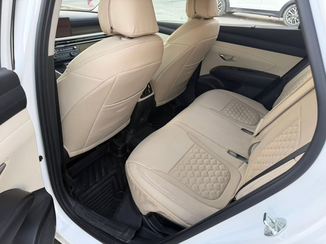 السلام عليكم من رخصة إدارة الكروب عندي توسان موديل 25 كفالة عام من كلشي ماشه 42 الف فول مواصفات 2 كلر قماره سوده السعر 223 ورقه بيها مجال تلفوني *********** مكان السياره بغداد البلديات
