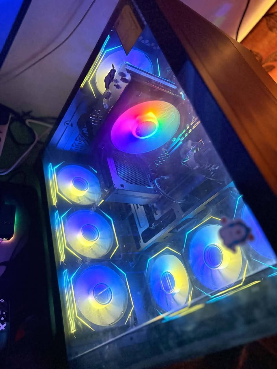 🚨 تجميعة حاسبة قيمنق ومونتاج احترافية (Gaming PC) للبيع 🚨

السلام عليكم شباب، عندي حاسبة متكاملة بمواصفات قوية وحديثة جداً للبيع. الحاسبة استخدام خفيف جداً لمدة (شهرين فقط) وبحالة الوكالة تماماً، وممتازة جداً للألعاب الثقيلة (PUBG, Cyberpunk, Warzone) والمونتاج وصناعة المحتوى.

📌 تفاصيل ومواصفات القطع بالكامل:
• المعالج (CPU): Intel Core i5-14400F (الجيل الرابع عشر الأحدث)
• كرت الشاشة (VGA): GIGABYTE RTX 5060 Ti 16GB WF2 (نسخة الـ 16 جيجا الضخمة لأعلى أداء وسلاسة)
• اللوحة الأم (MB): GIGABYTE B760M K DDR4
• الذاكرة (RAM): DDR4 16GB (8GB × 2) 3200MHz ENVINDA
• الهارد (SSD NVMe): AORUS 1TB Gen.4 AG450E (سرعة فائقة تصل إلى 5000/4600 Mb/s)
• مبرد المعالج (Cooler): DEEP COOL GAMMAX AG400
• باور سبلاي (PSU): MSI 650W BRONZE (اعتمادي وكفاءة ممتازة)
• الكيس (Case): HEROGEAR GAMING PLUS 7 (يحتوي على مراوح RGB 120mm مدمجة وتهوية احترافية)

✨ حالة الحاسبة:
- استخدام شهرين فقط بحالة الوكالة.
- الحاسبة (بعدها بالضمان) بالكامل.
- جميع كراتين القطع موجودة وبحالة ممتازة.

💵 السعر المطلوب: 1,700,000 دينار عراقي (مليون و 700 ألف)
📍 المكان: ميسان 
🚚 التوصيل: متوفر توصيل لكافة المحافظات


**إذا كنت صاحب هذا الإعلان وتريد حذفه لأي سبب، رجاءا أرسل رسالة إلى الدعم الفني**