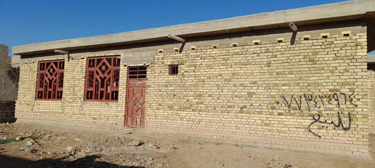 السلام عليكم هيكل للبيع على طريق الزوار شارع الشوملي نعمانية يوجد فيه خدمات كامله ماء وكهرباء ومولدة سحب غرف نوم عدد 3+مطبخ وصاله واستقبال وبجانبه نصف قطعه 150م سند 25طابو صرف وبه معاملة تطويب في بلدية النعمانيه مساحة البيت كلها 450م السعر على الرقم *********** صور البيت
