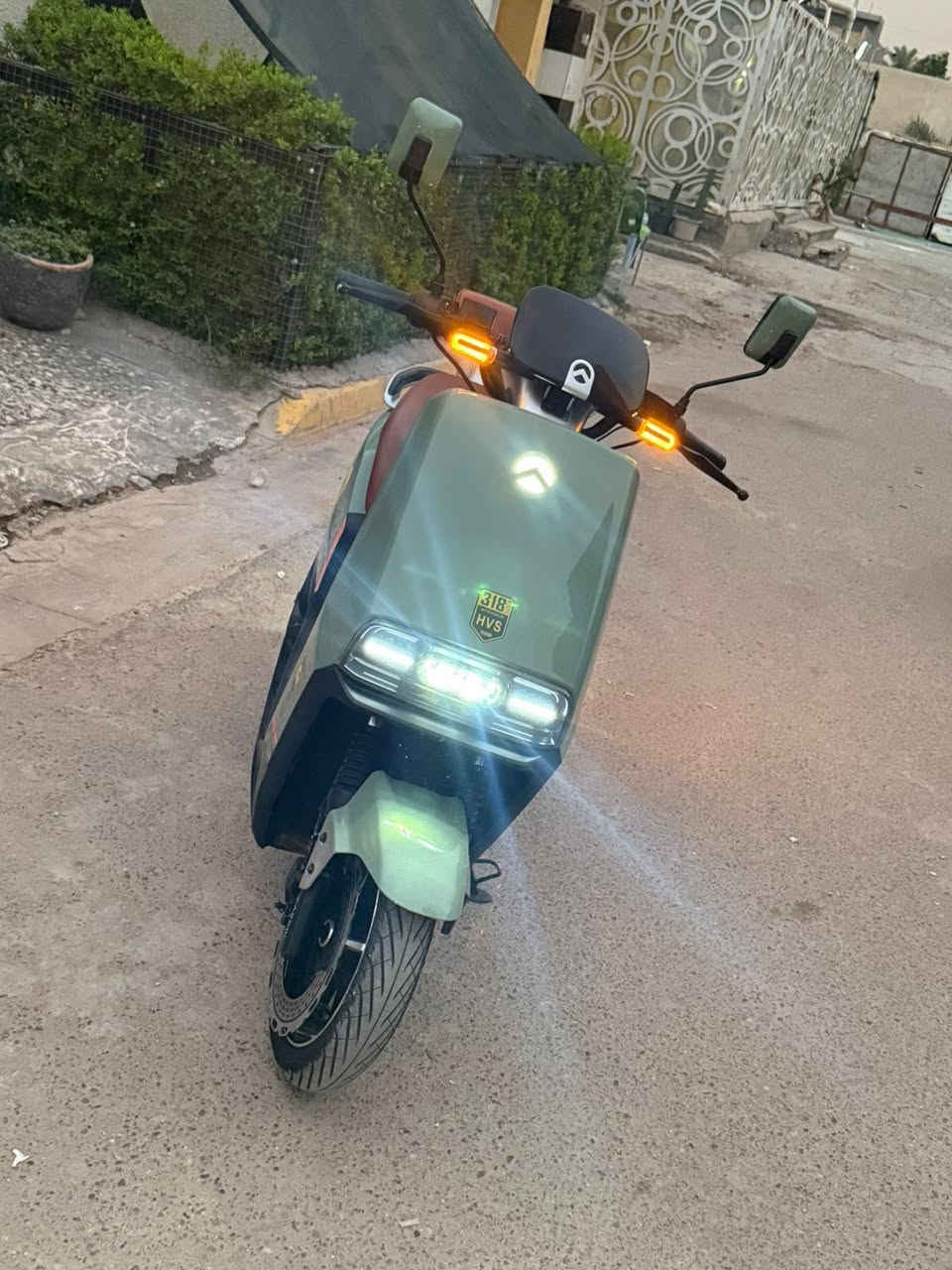 سلام عليكم دراجة شحن من شركة HVS من فئة 318 دراجة فول مواصفات سرعة دراجة 90km في الساعه  البطارات 6 مسطرة حجم الملف:2000w لون :زيتوني لايت من فئة LED دراجة نضيفة كما موضح في الصور اللتواصل على رقم الهاتف :***********   دراجة قفل ب900الف ملاحظة :مو شراي لا تخابر
