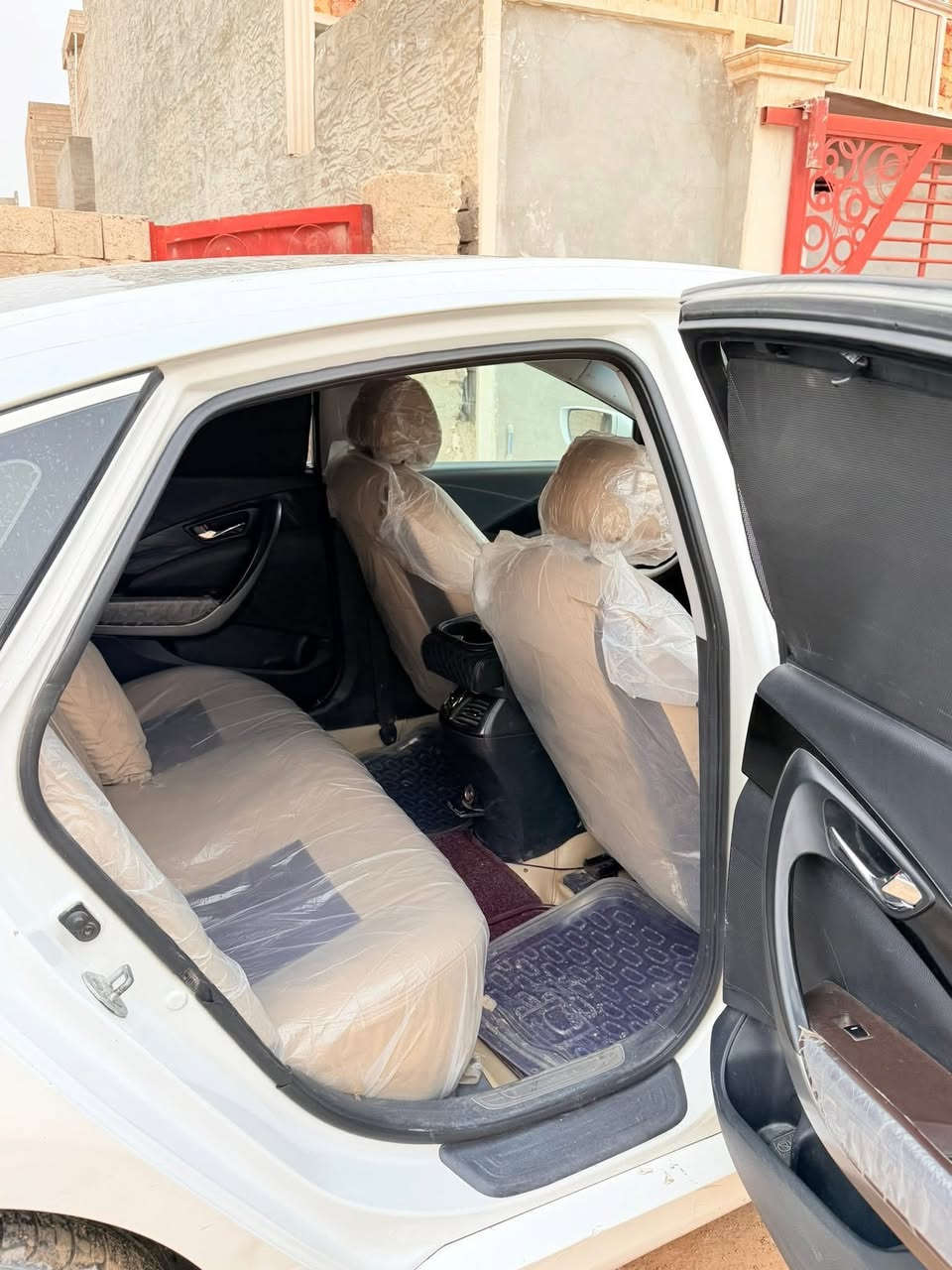 السلام عليكم
ازيرا.للبيع  2014
فول واحد ع واحد 
بيها قطعه جاملغ امامي 
***********
