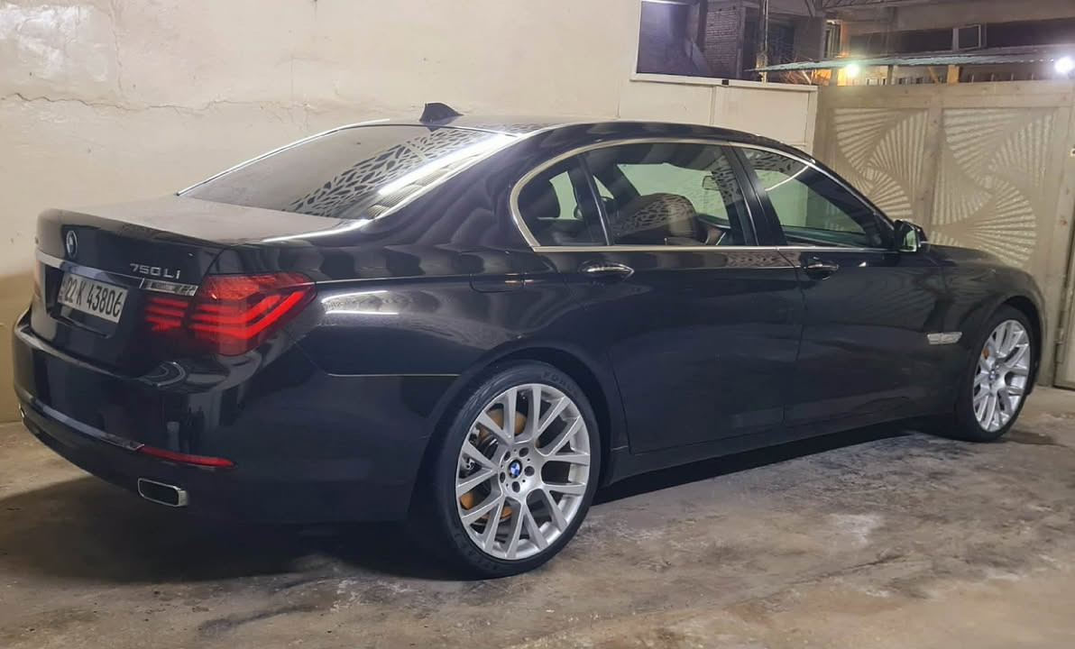 شباب صلوا على محمد وال محمد بيع او مراوس نزل شنو عندك.
حجم 750 

فول واحد ع واحد اعله موصفات 

موديل 2014 

مكاني بغداد 

*********** بي واتس
