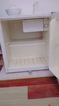 ثلاجة صغيرة • شغالة • الكرادة الفارس